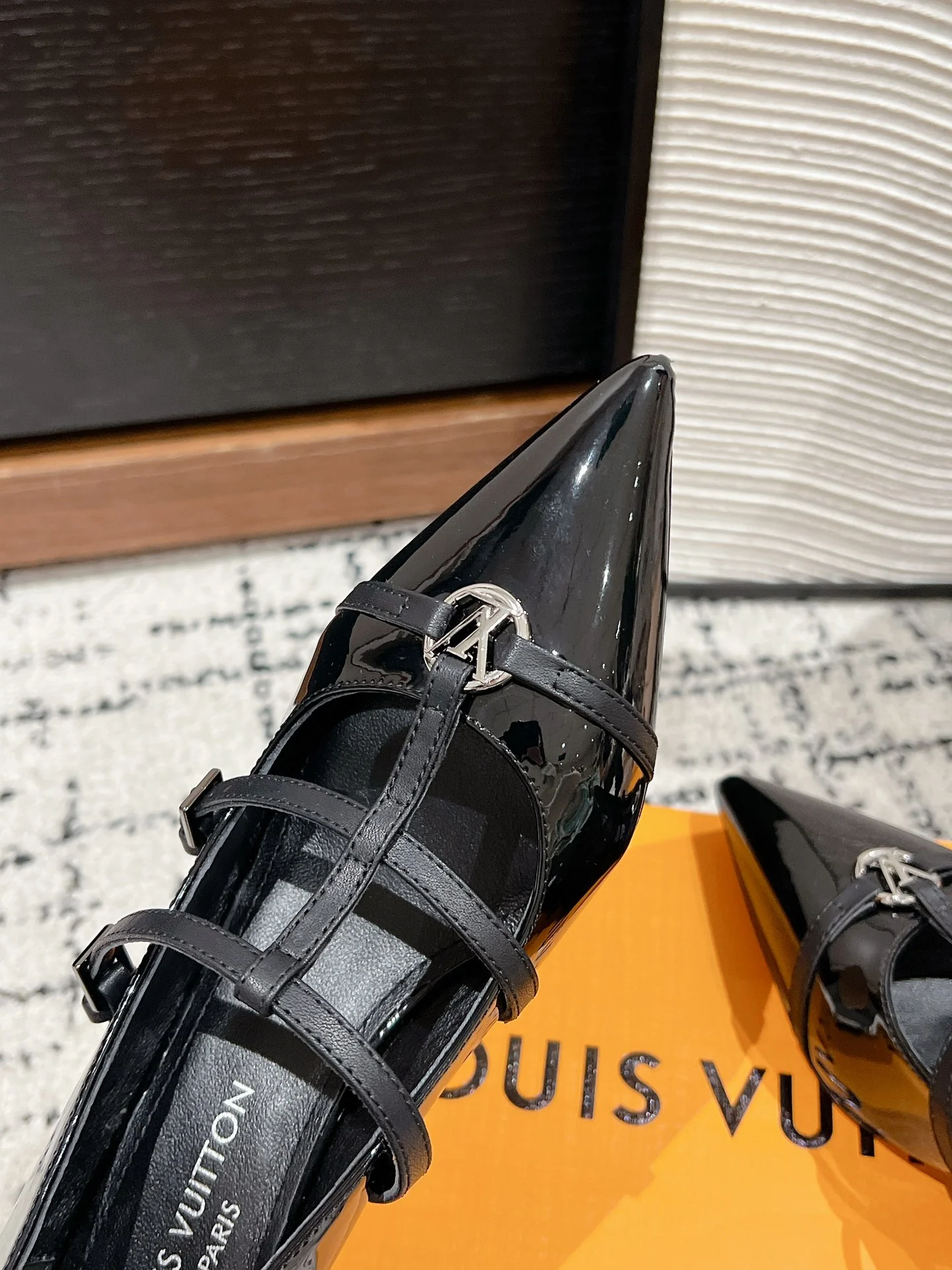 Туфли на высоком каблуке LV-2025 с двойным ремешком и острым носком - черные