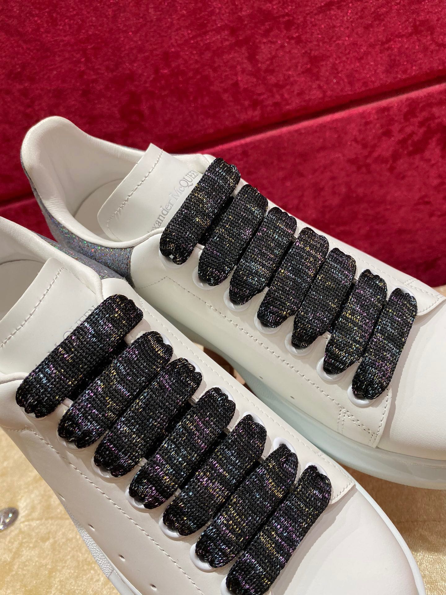 Классические белые кроссовки McQueen с серым каблуком