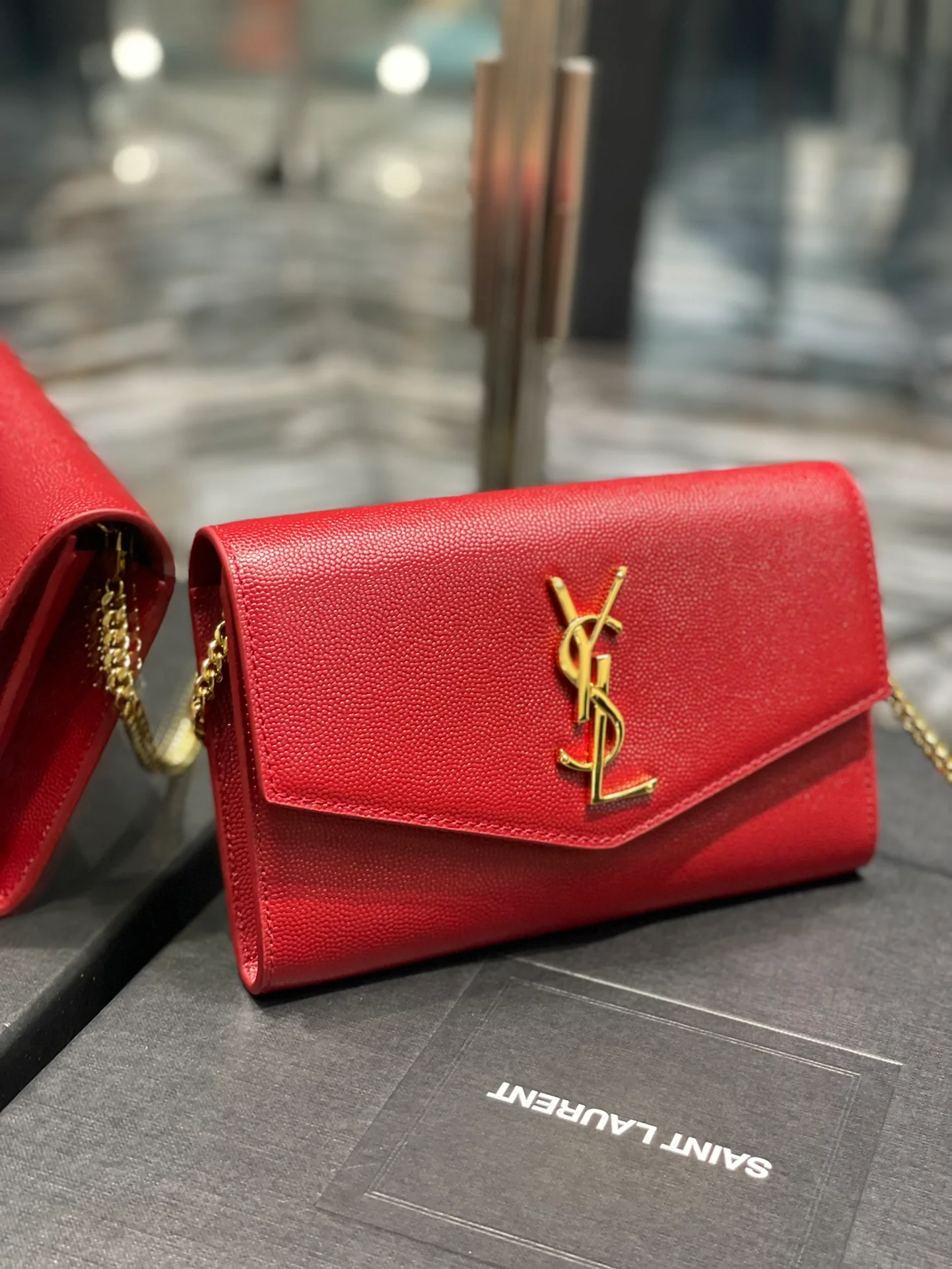 Мини-сумочка/сумка через плечо YSL Sac-de-jour с тиснением под крокодиловую кожу, красная.