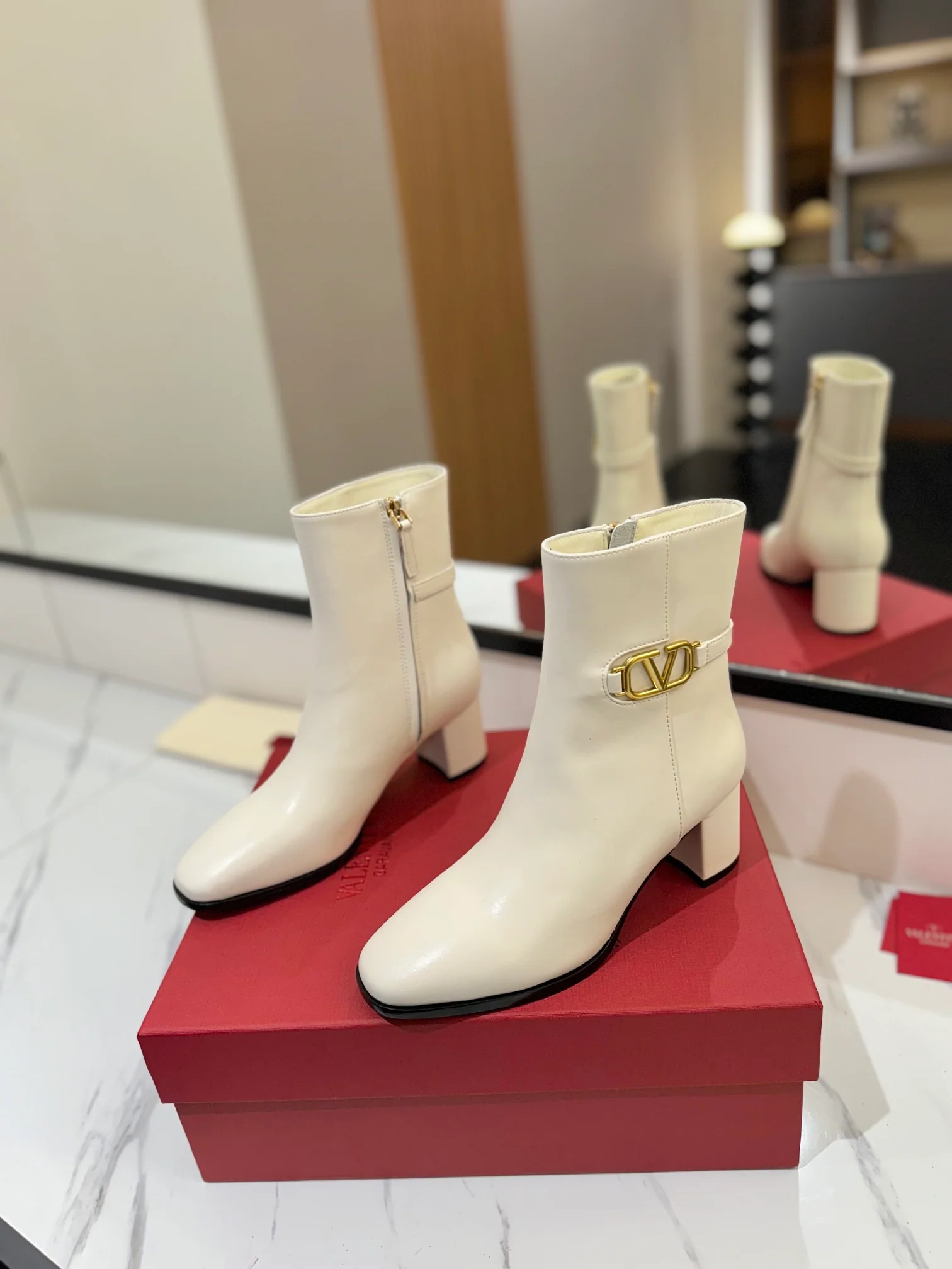 Valentino 2024 - Белые сапоги для верховой езды с логотипом V сбоку