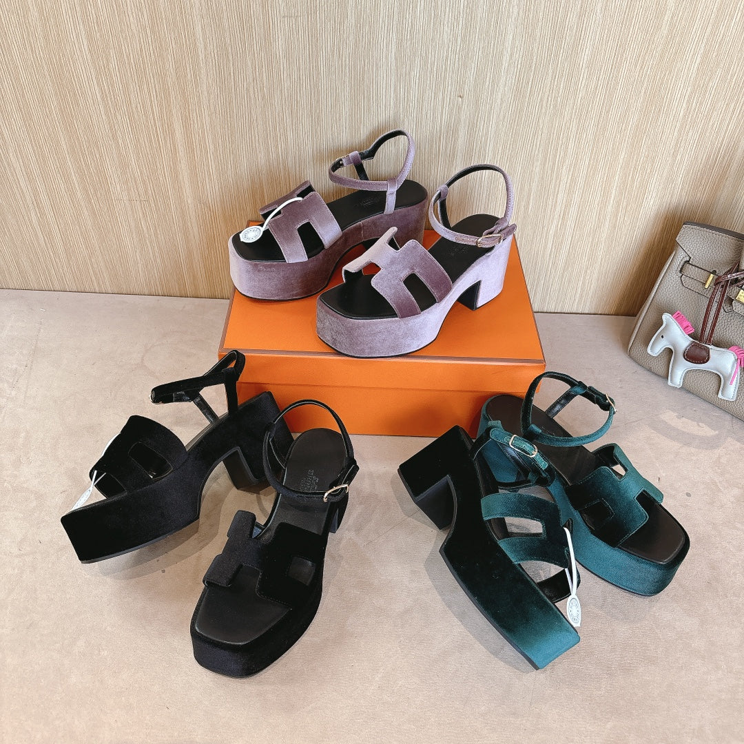 Босоножки на платформе и высоком каблуке Hermes 2024 — изображение из коллекции.