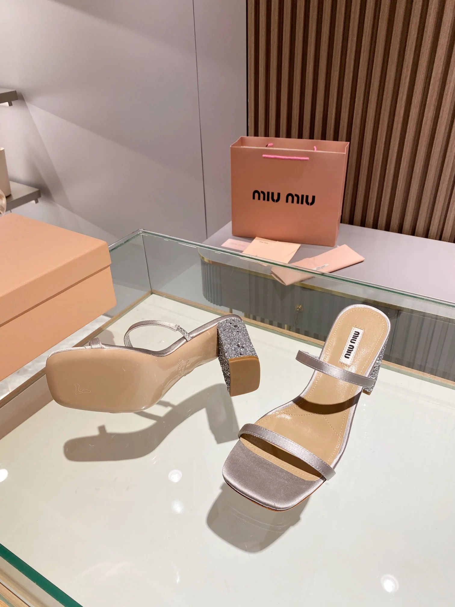 Новинка сезона весна/лето 2023 от Miu Miu - Босоножки на высоком каблуке с ремешками - 8-5 см - Серебристые