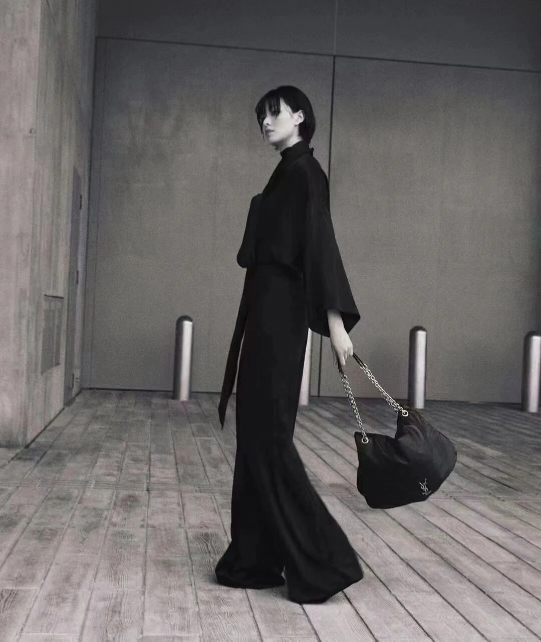 Сумка YSL из кожи ягненка наппа с двумя цепочками — в стиле Джейми — фотографии в одежде.