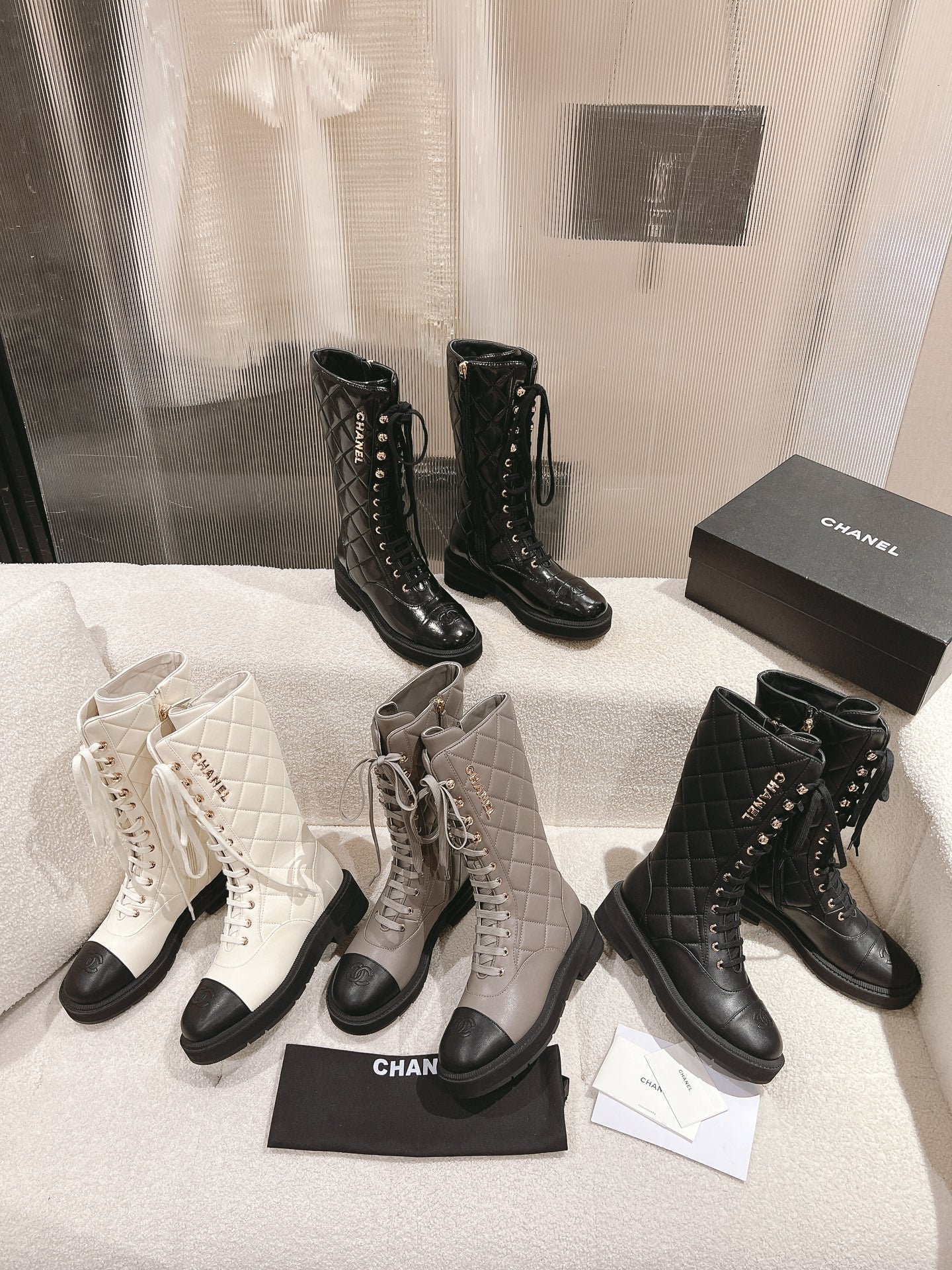 Ботинки Chanel 2024 в клетку с цветовыми блоками - изображение из коллекции