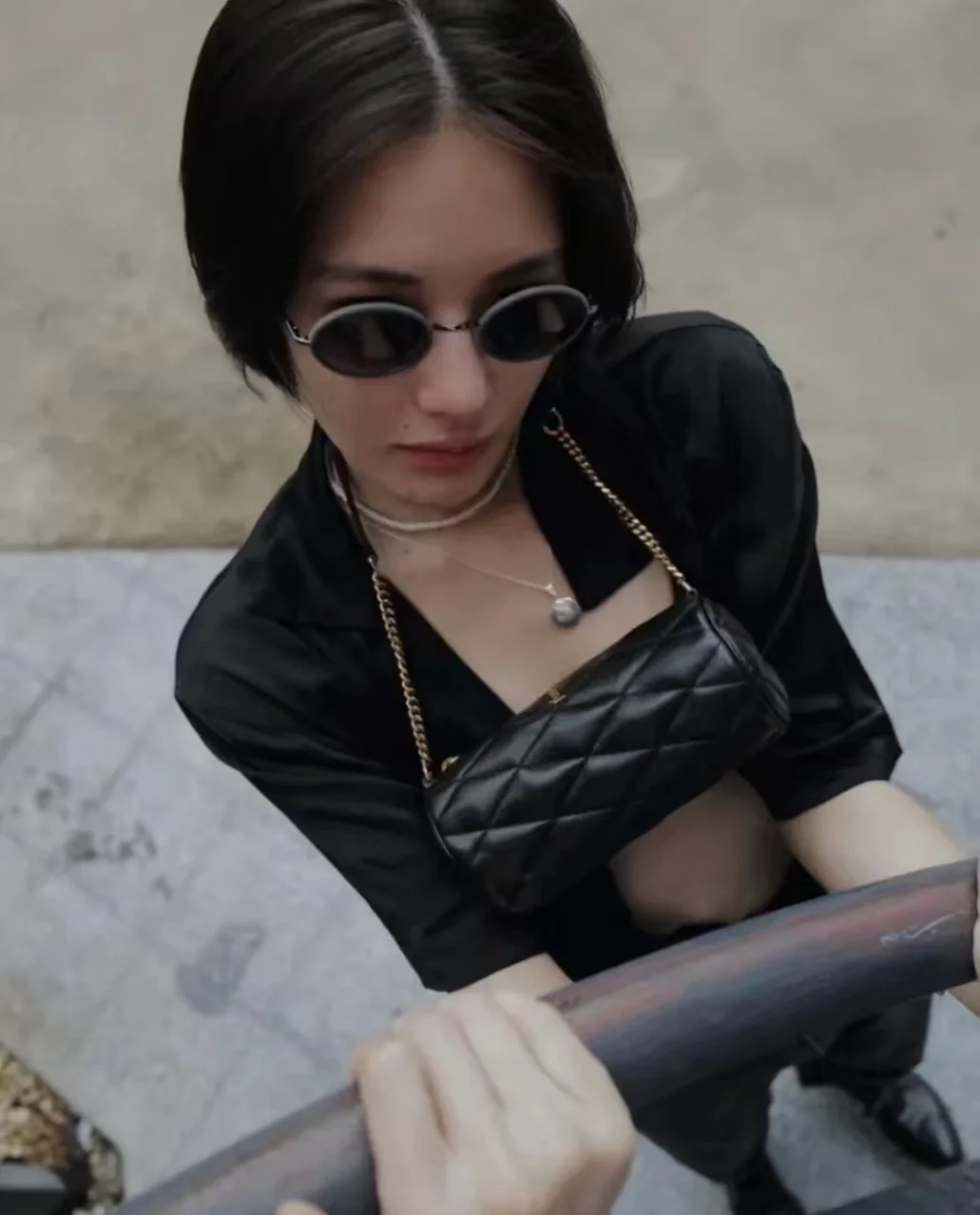 Маленькая цилиндрическая сумка YSL Sade - черная - Фотографии в одежде