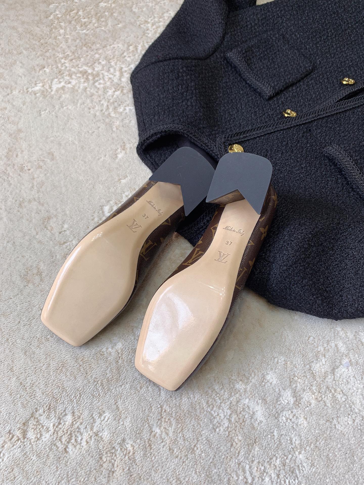 Новинка сезона весна/лето 2023 от LV - Туфли на низком каблуке с закрытым носком - Черный монограммный узор - 1