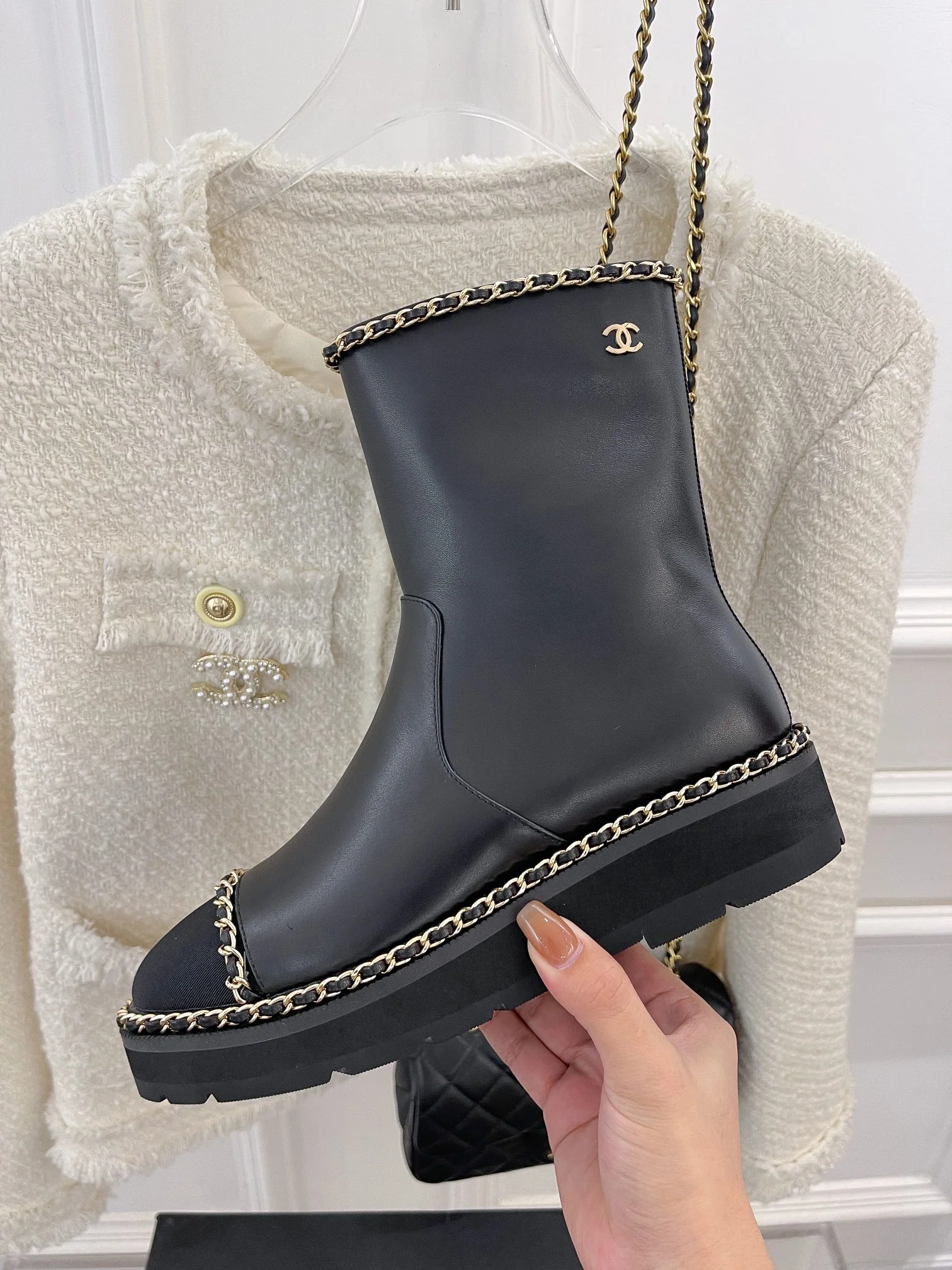 Весенняя коллекция Chanel 2022 — Ботильоны с цепочкой по краю — Черные
