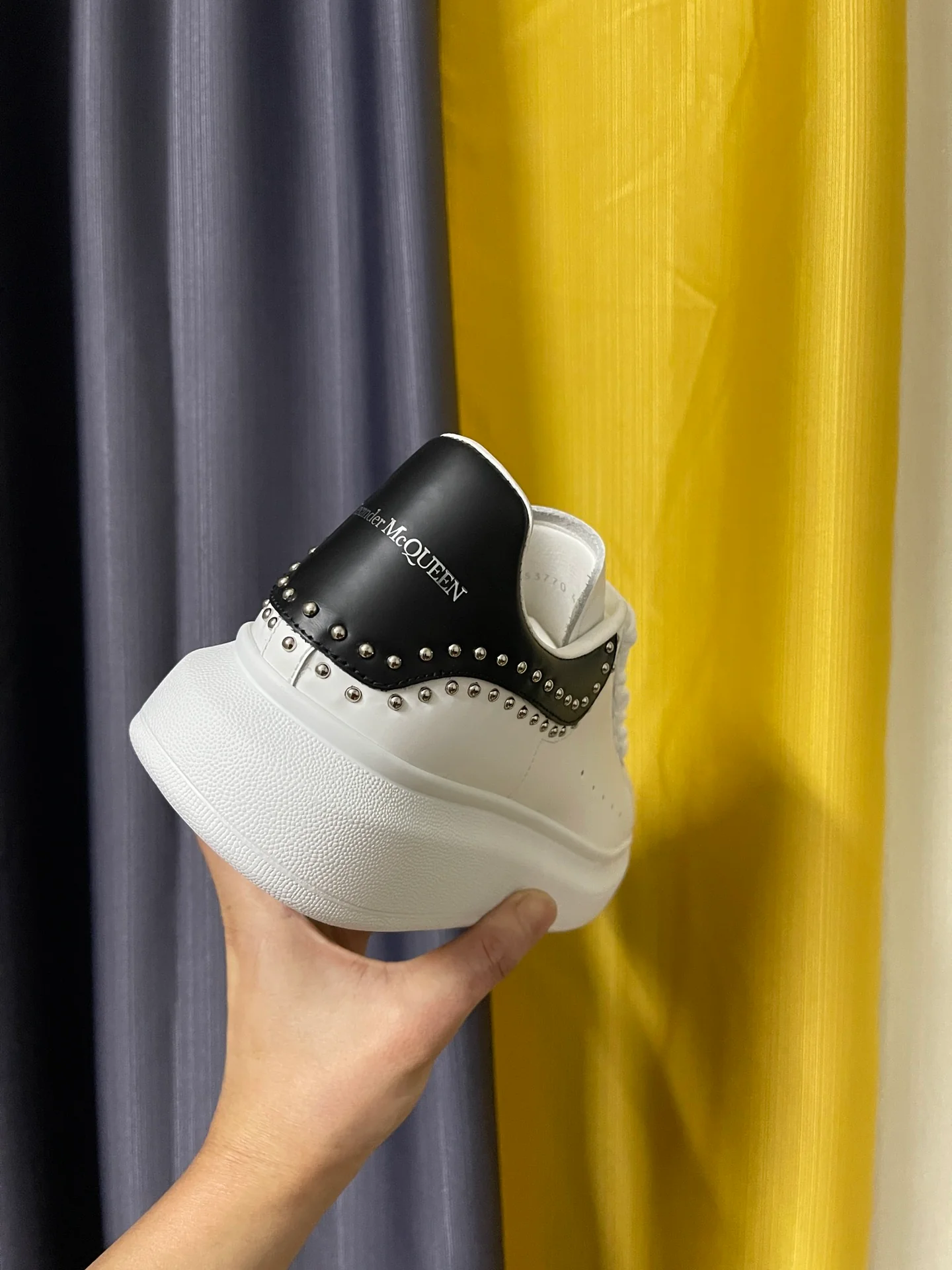 Классические белые кроссовки McQueen - унисекс - черная кожа на каблуке - круглые заклепки