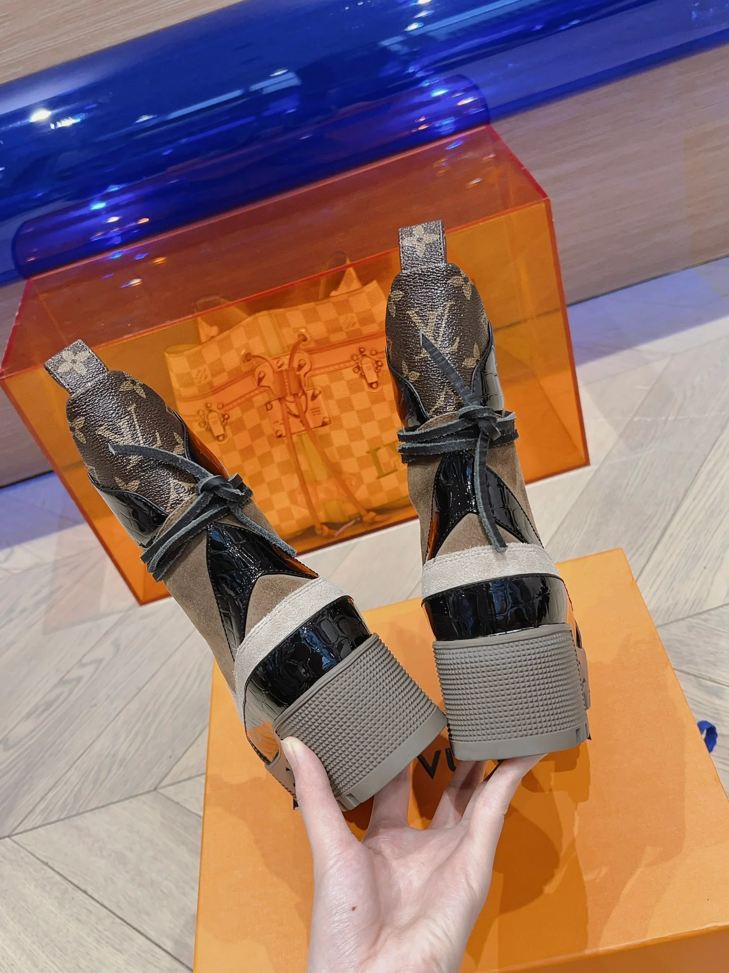 Классические ботинки Dr. Martens на высоком каблуке от LV — замшевые, с монограммой.