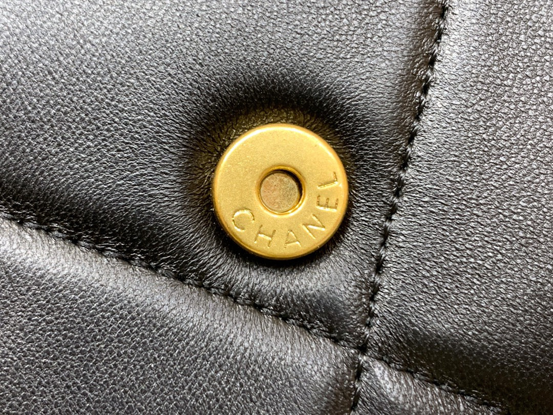 Сумка-клатч/кроссбоди Chanel Classic Logo Quilted WOC 2019 года, черная.