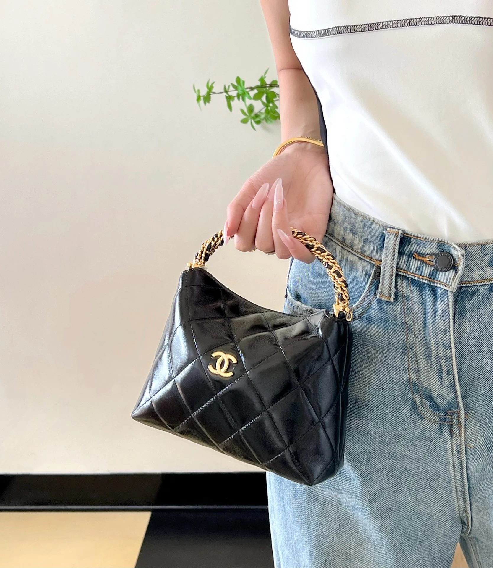 Сумка-хобо Chanel с витой ручкой - черная