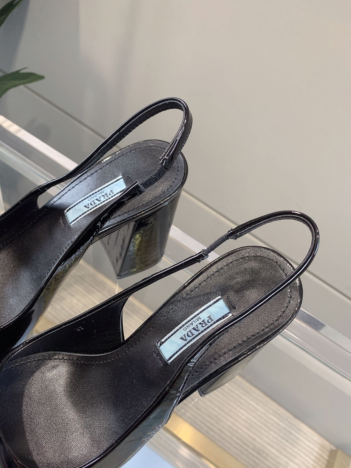 Prada - Босоножки на высоком каблуке - Массивные каблуки