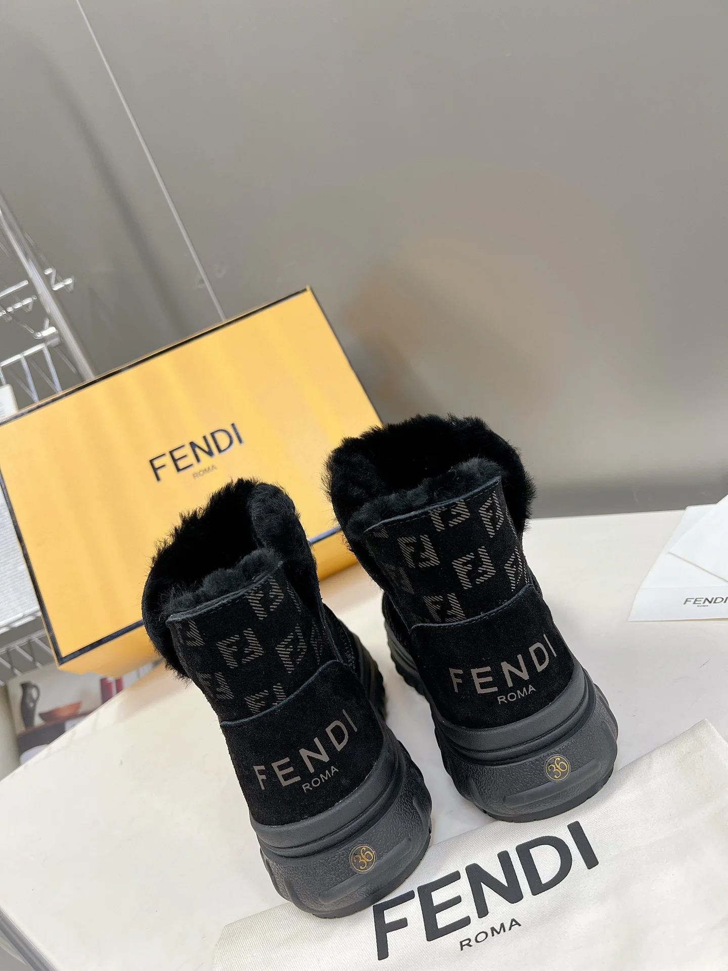 Ботильоны Fendi 22ss с принтом в виде букв по всей поверхности - черные