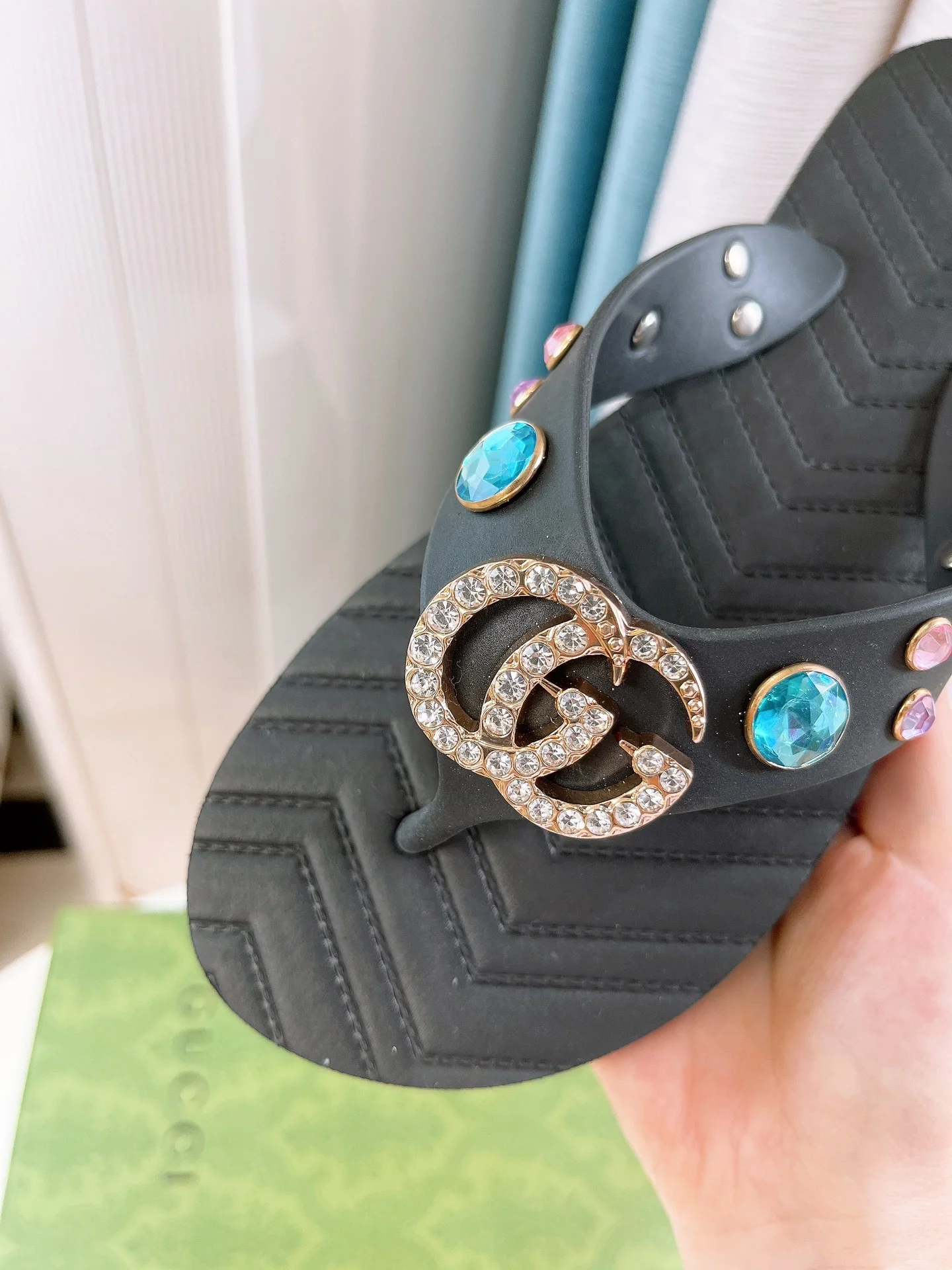 Летняя коллекция Gucci 2022 — Пляжная обувь — Черная