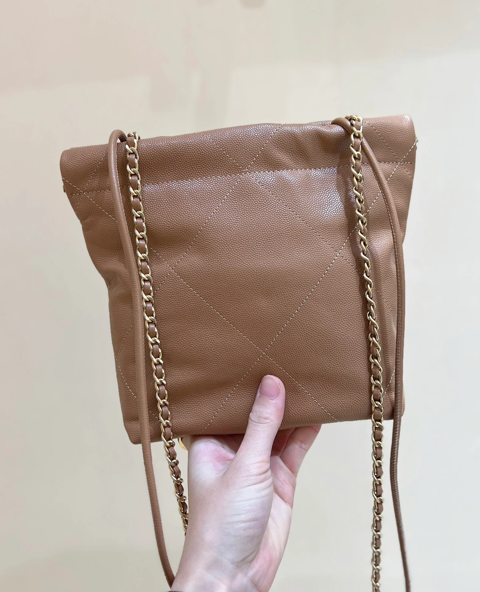 Мини-сумка Chanel 24k Mini 22-Bag - текстурированная сумка с отделкой под кожуру личи - коричневая