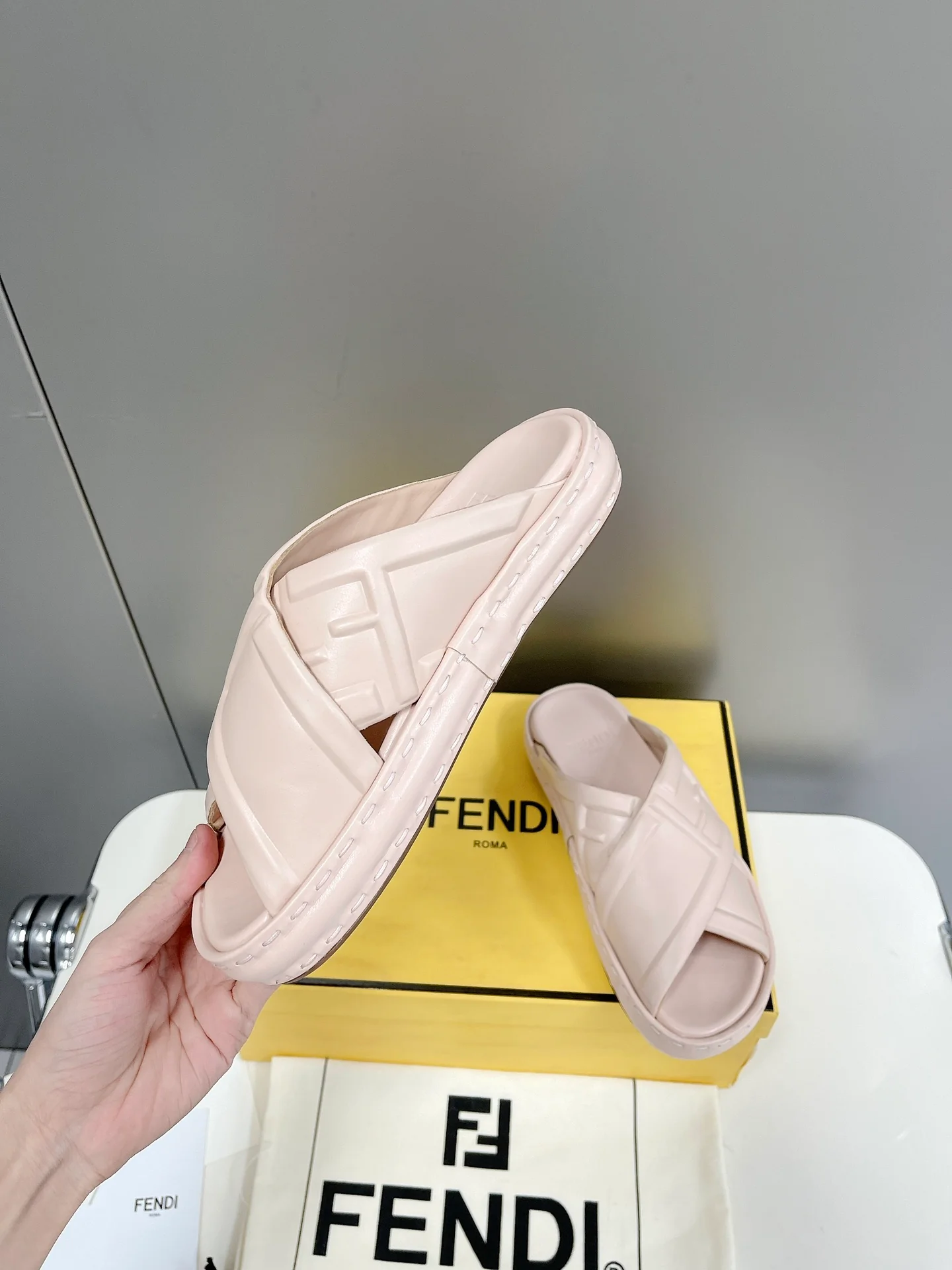 Fendi - Розовые тапочки в форме хлеба