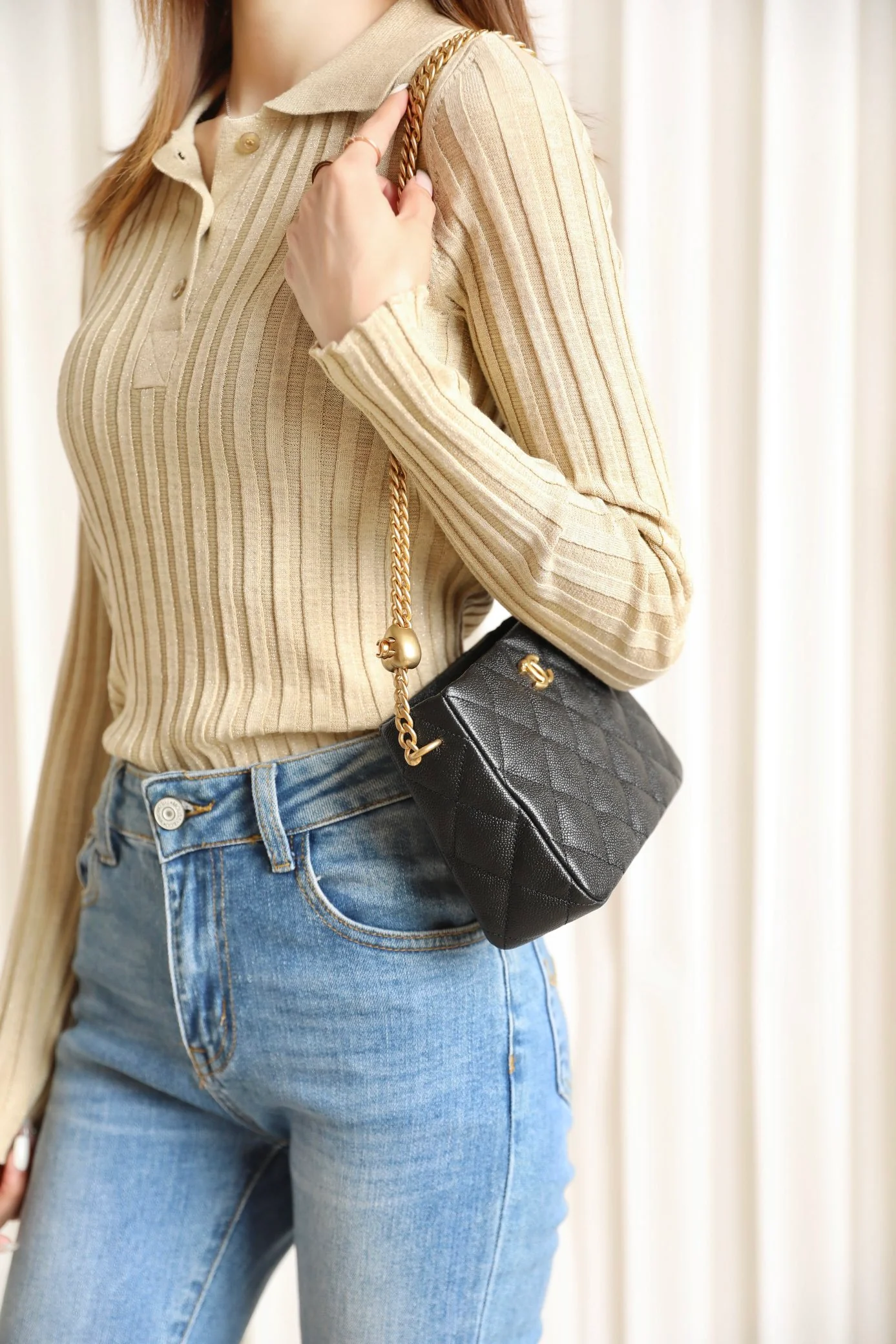 Новинка сезона весна/лето 2023 от Chanel - сумка-хобо в форме сердца - маленькая - черная - фотографии в действии.