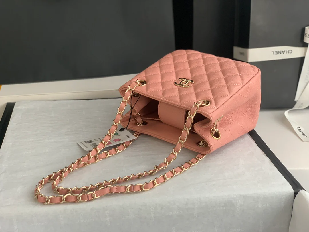 Новая сумка-тоут Chanel весна/лето 2022 — розовая.