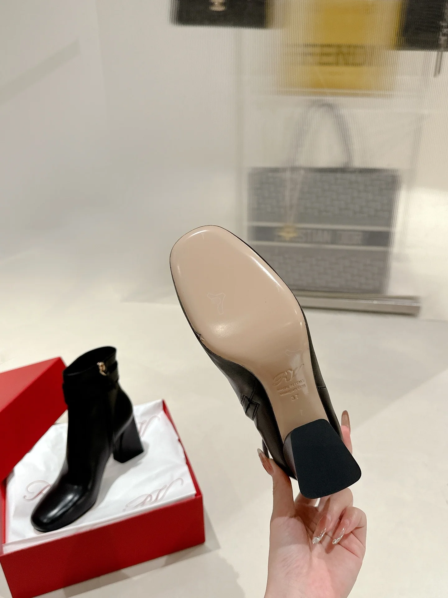 Кожаные сапоги на высоком каблуке RV-2024 - черные