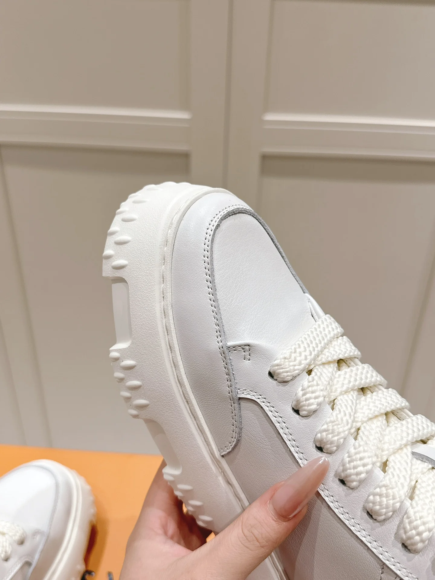 Высокие кроссовки LV-2024 - белые