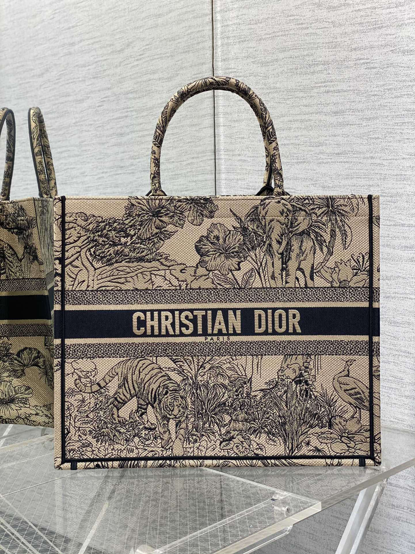 Сумка Dior Book Tote из коллекции Весна/Лето 2023 — Вышивка ?Тигр? — Абрикосовый цвет — Большой размер