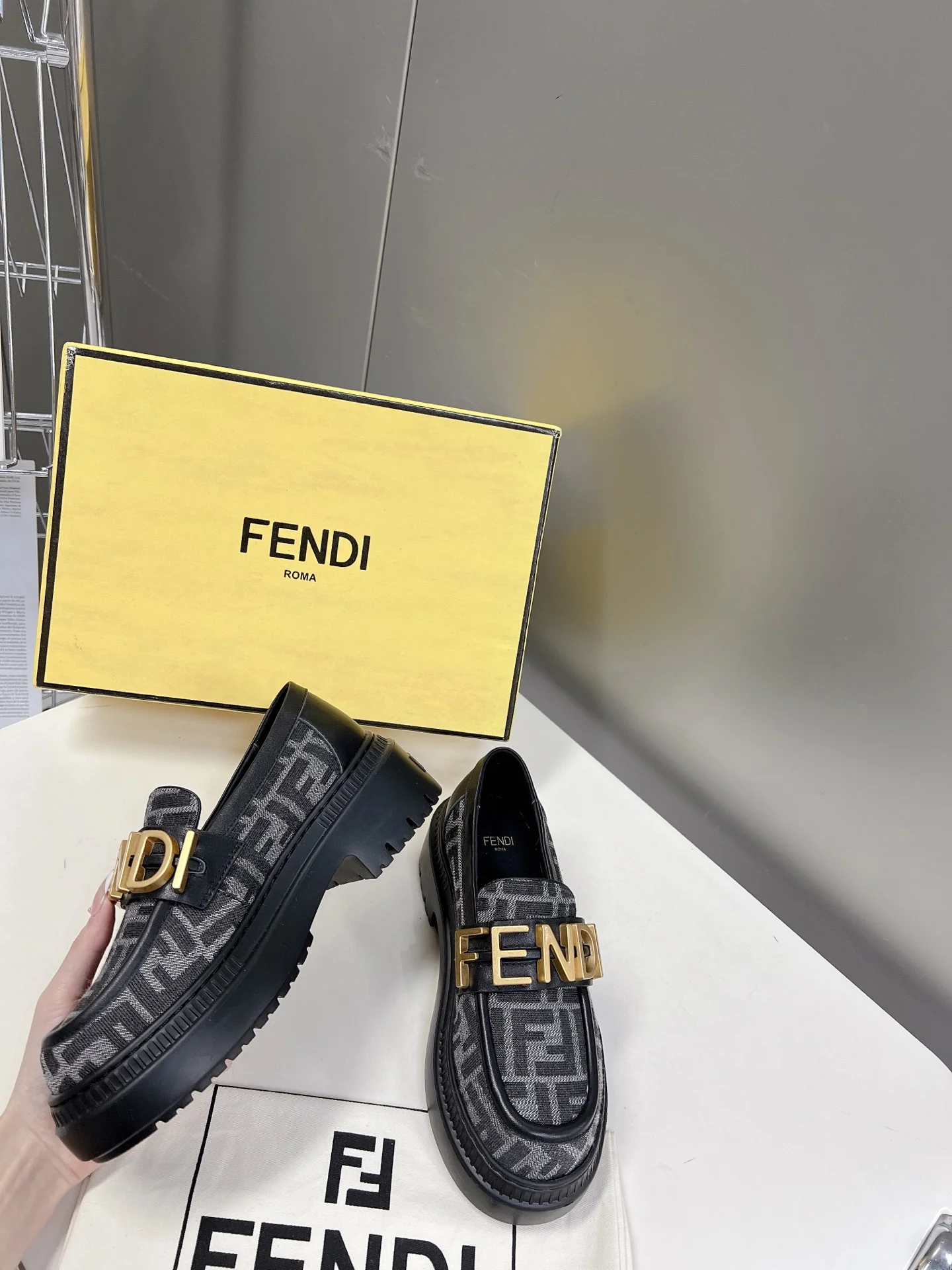 Новинка весны 2022 года от Fendi - туфли Letter Afro - серые.