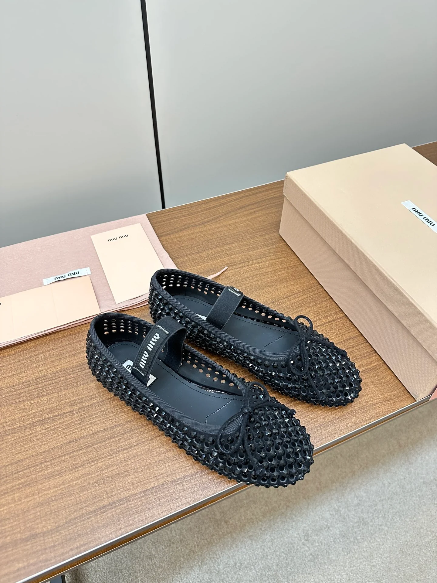 Новые поступления коллекции Miu Miu осень/зима 2023 - Балетки с кристаллами - Балетки - Черные