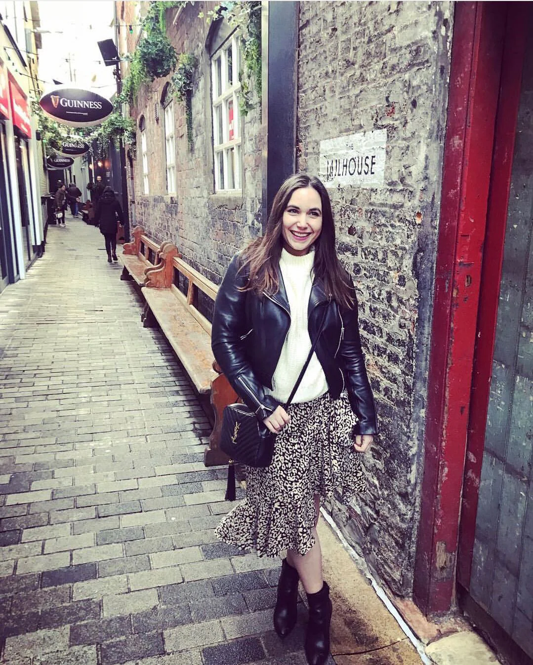 Фотосумка YSL Lou Bag — черная с золотой фурнитурой.