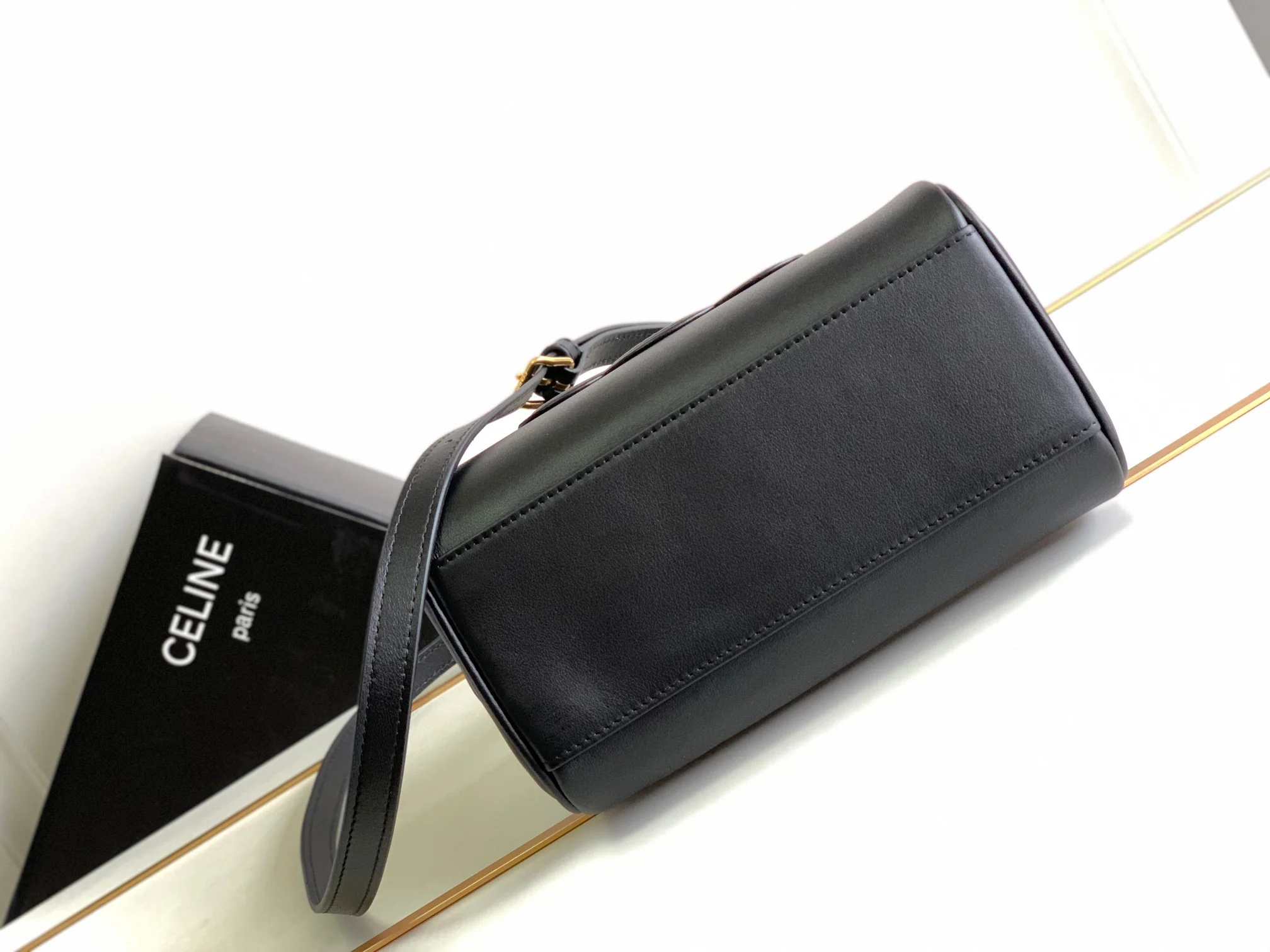 Коллекция Celine Весна/Лето 2023 - Бостон-сумка Cuir Triomphe из гладкой телячьей кожи - Черная