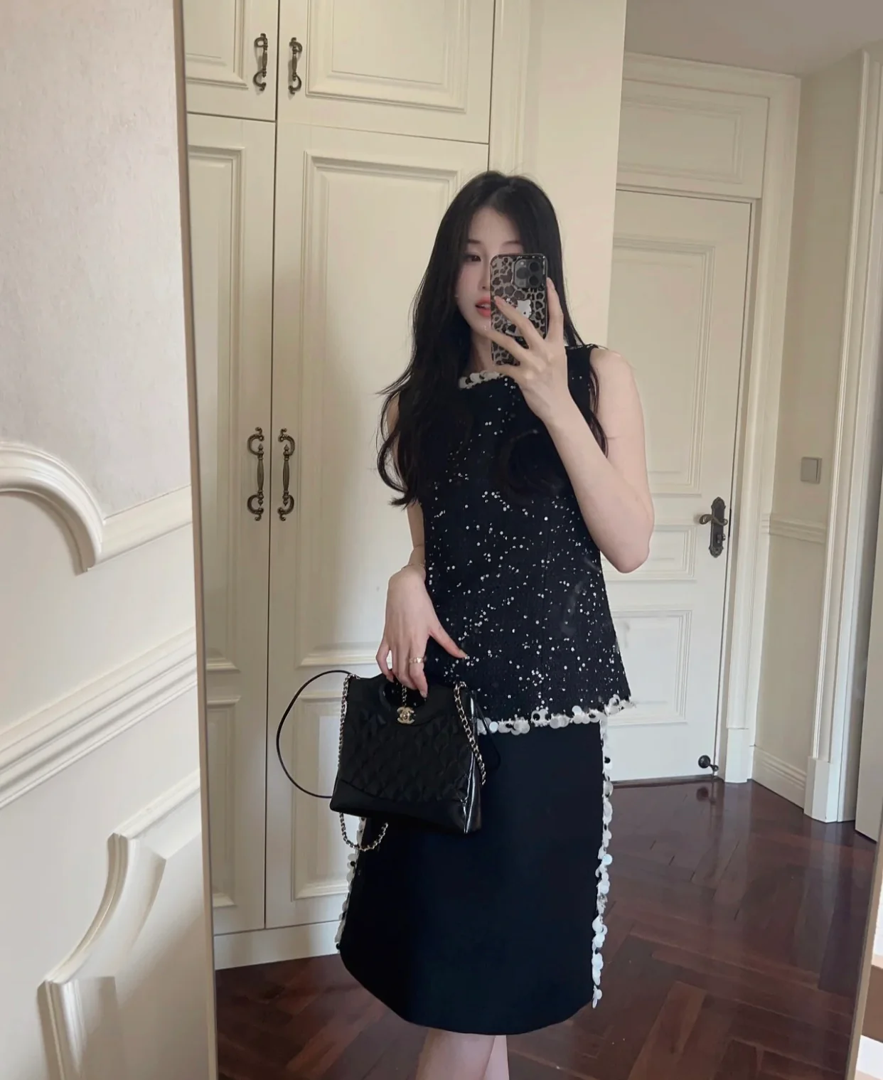 Мини-сумка Chanel 24s Mini 31, из вощеной овечьей кожи, черная.