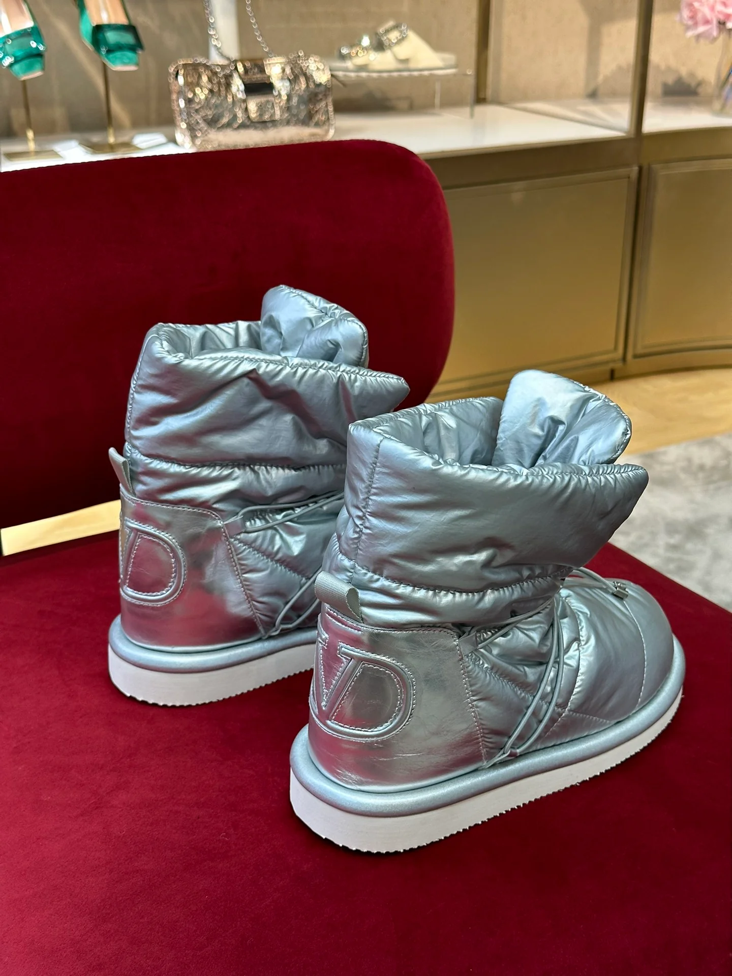 Новинка сезона осень/зима 2022 от Valentino - водонепроницаемые пуховые сапоги.