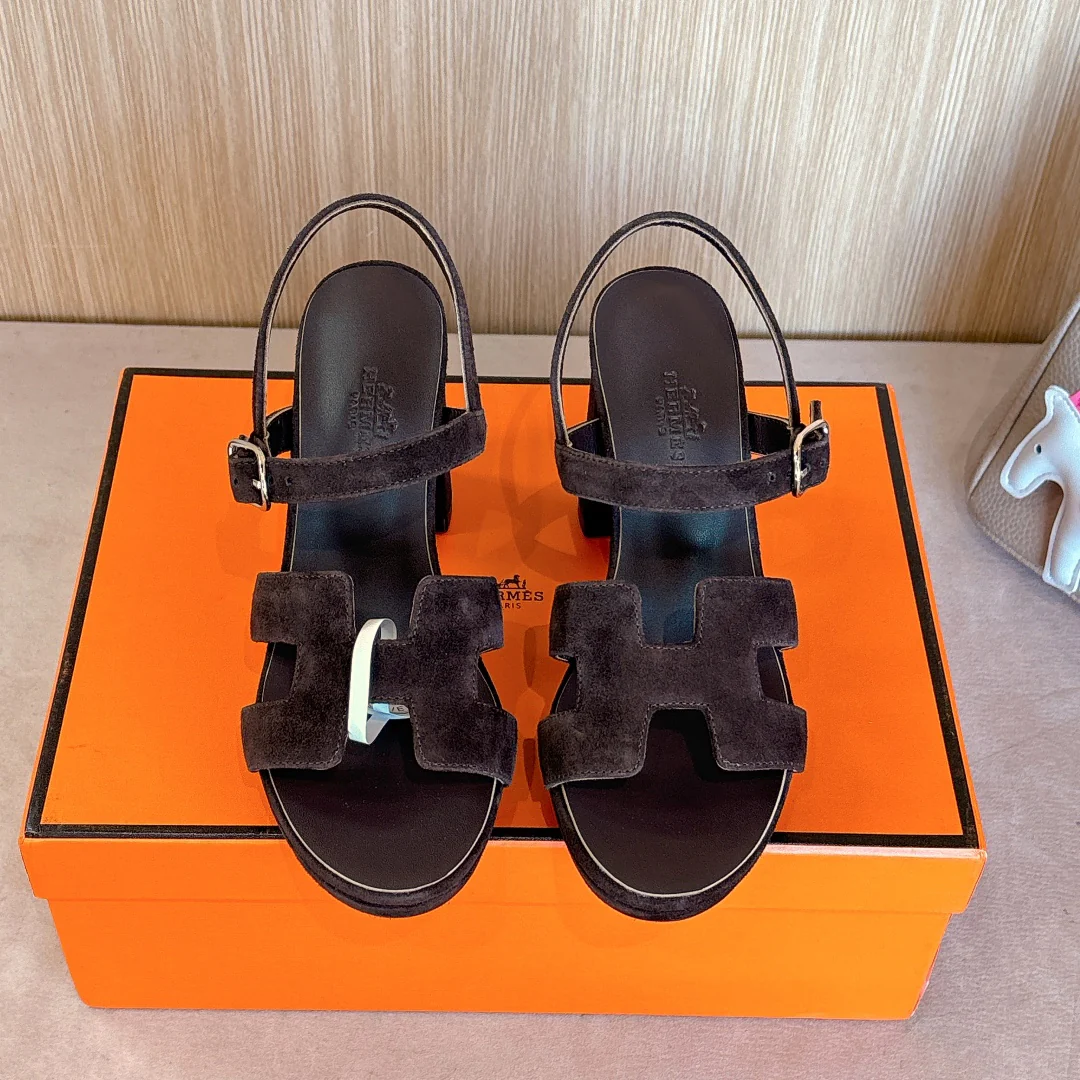 Модные босоножки на высоком каблуке Hermes 2024 года — темно-коричневые.