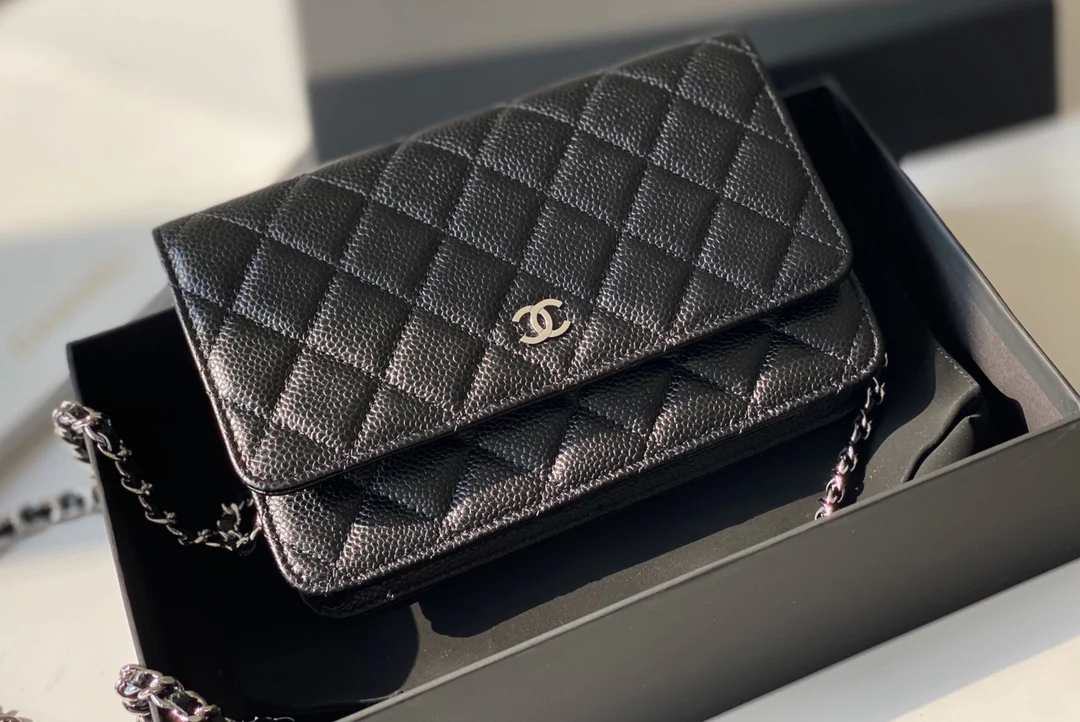 Chanel - Классические часы WOC - Черная кожа цвета личи с серебряной пряжкой