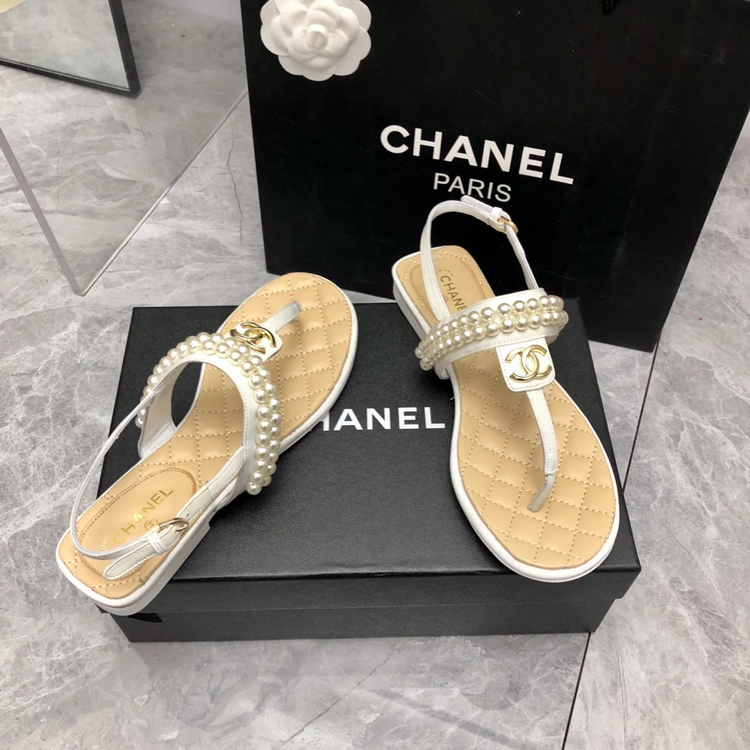 Новинка сезона весна/лето 2023 от Chanel - Классическая серия, сандалии с Т-образным ремешком и жемчужным принтом - белые.
