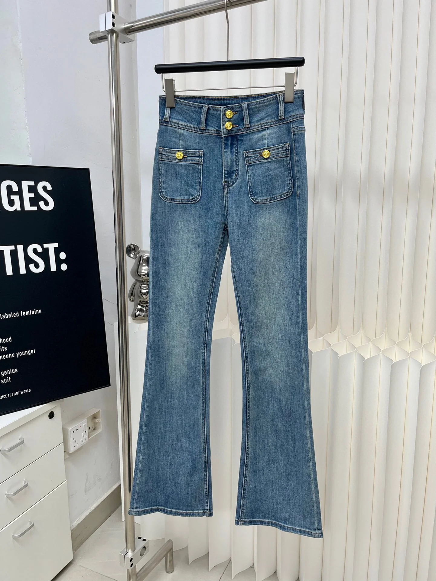 Расклешенные джинсы Chanel 2403 с двумя карманами