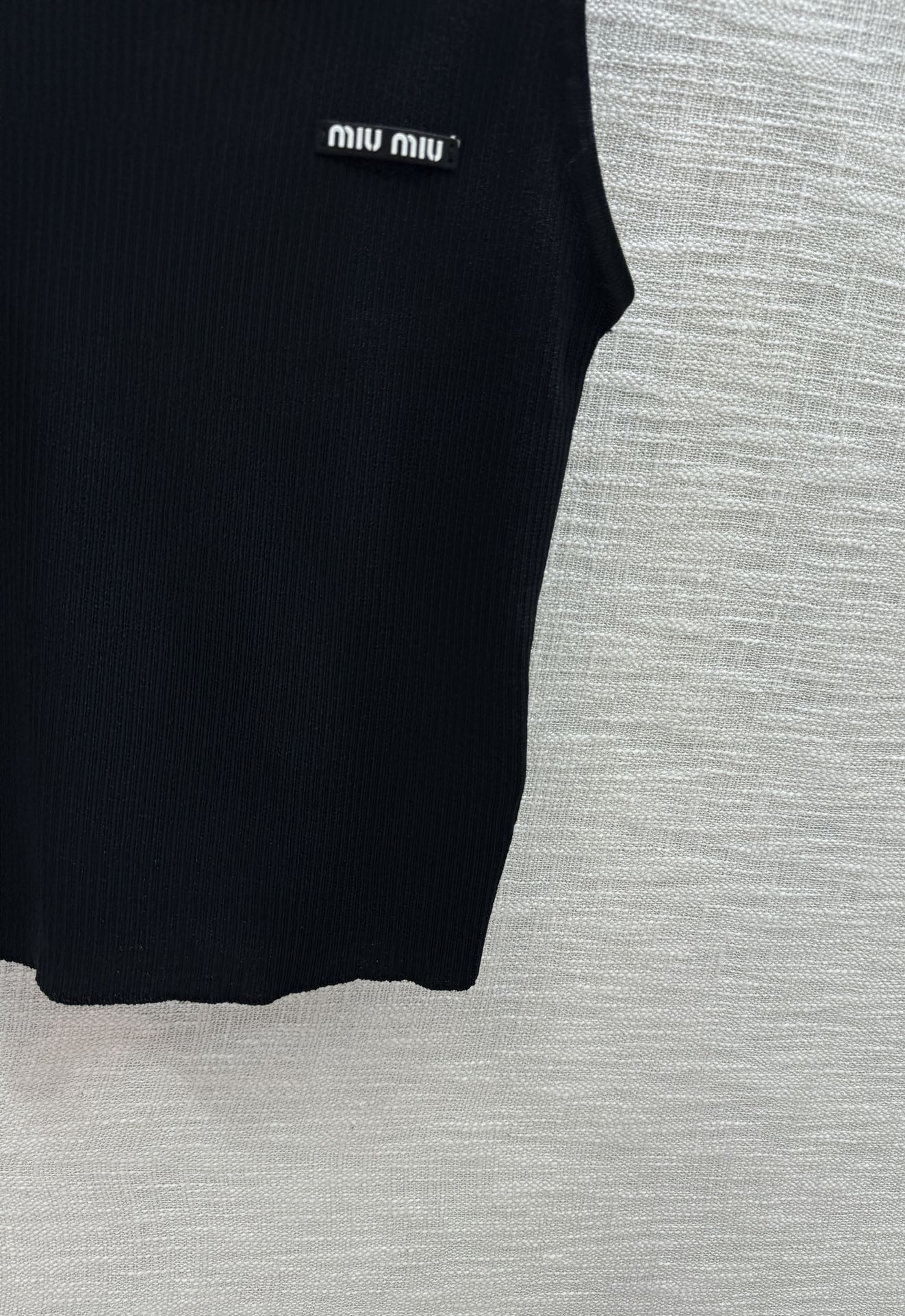 Жилет Miu Miu-2404 из плотной вязки с бисером - черный