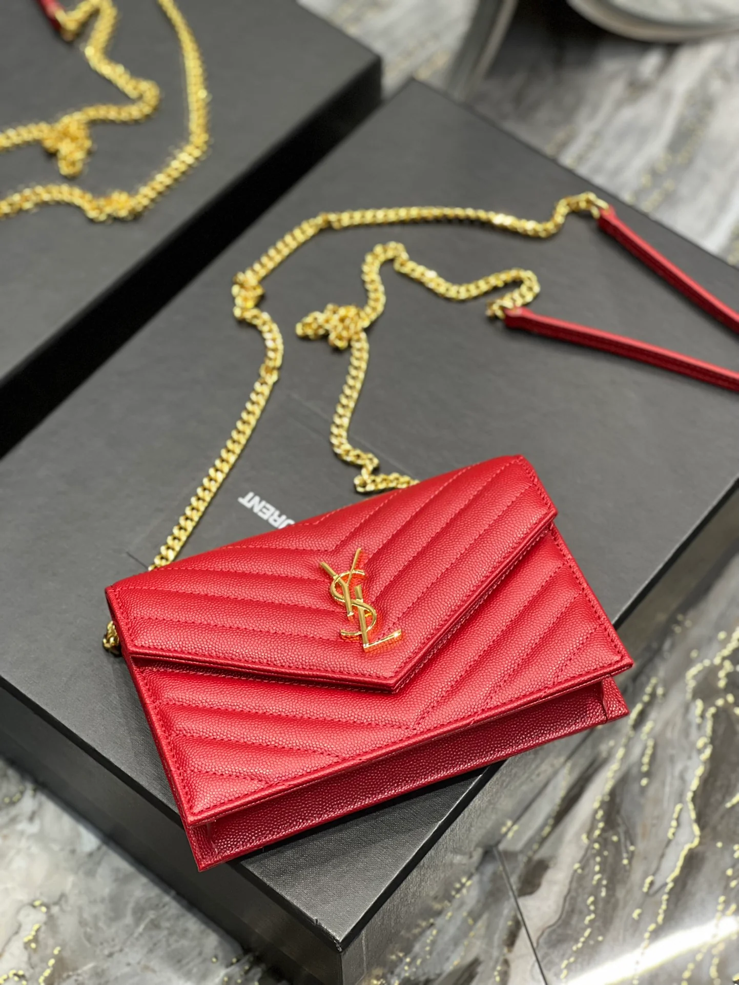 Сумка YSL WOC из икорной кожи, маленькая, красная.