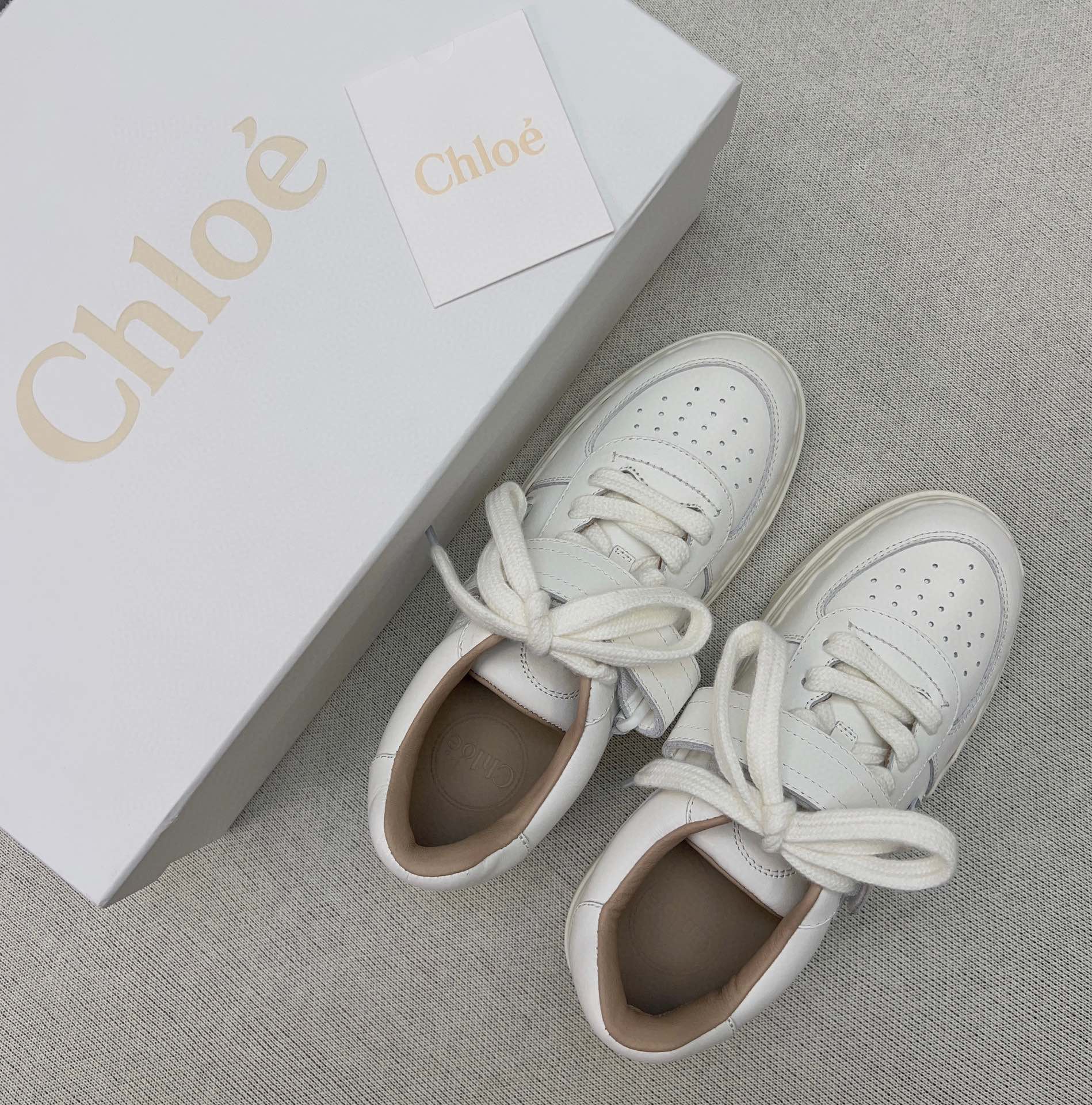 Спортивные кроссовки Chloe-Lauren серии Velcro - белые.