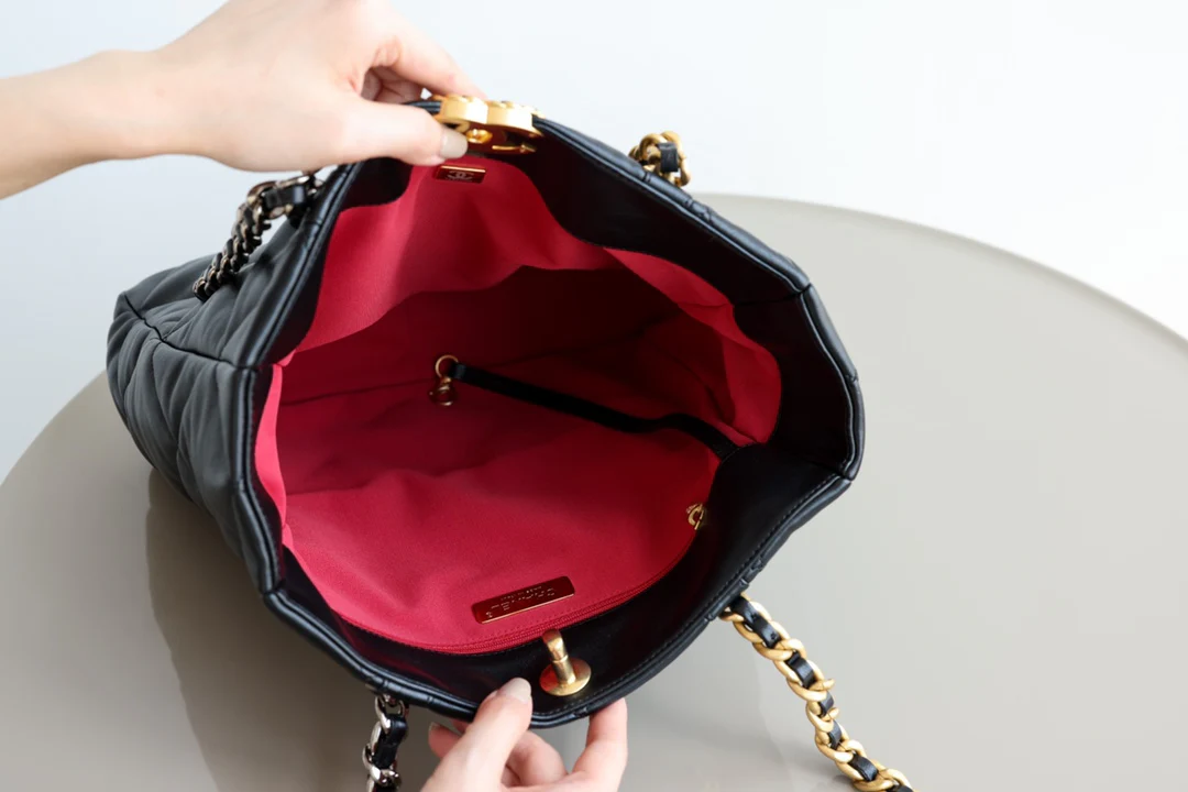 Новинка сезона осень/зима 2022 от Chanel - сумка-шоппер из 19 сумок - черно-золотая.