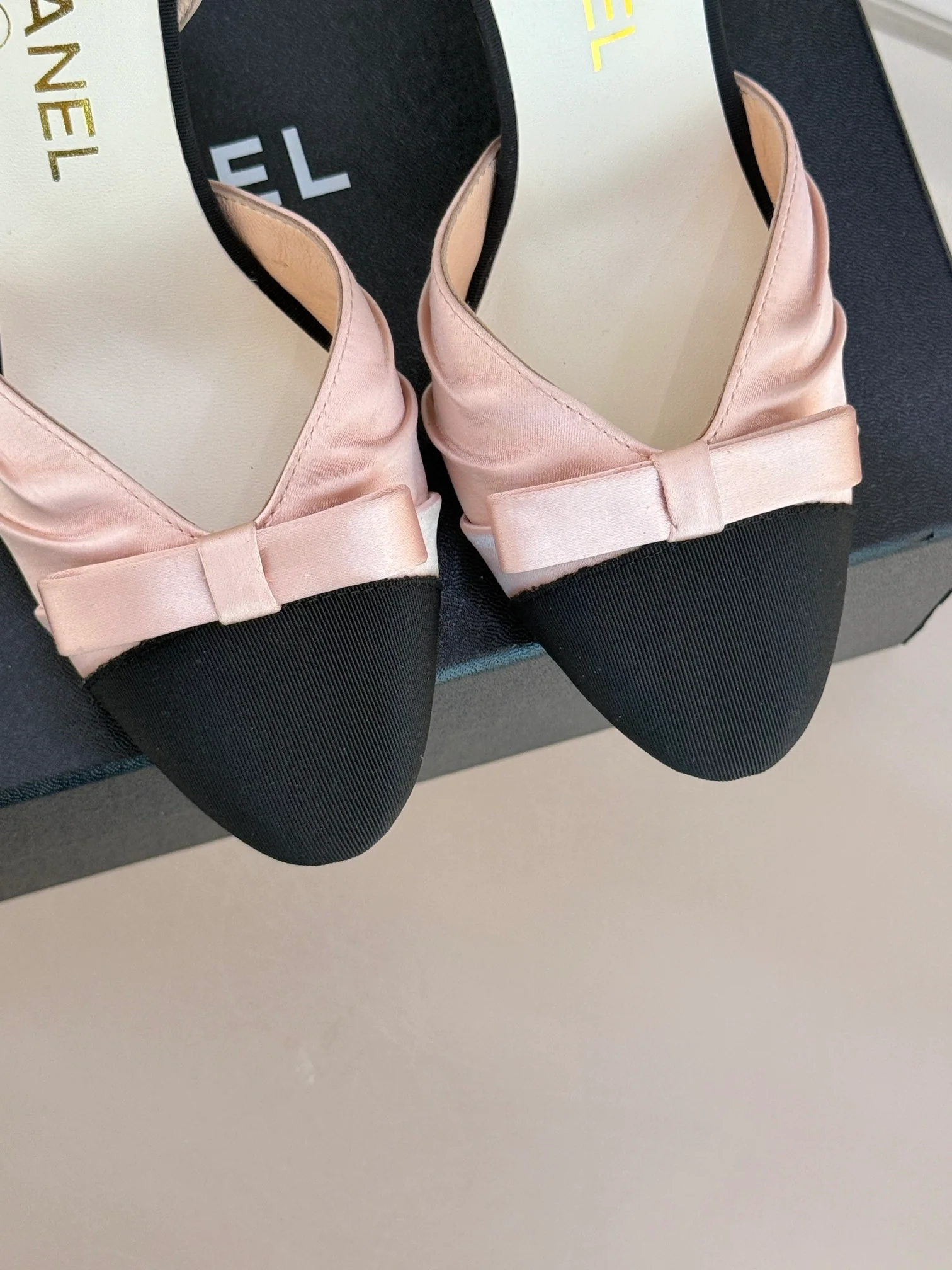 Босоножки на высоком каблуке Chanel 2024 с атласным бантом - розовые