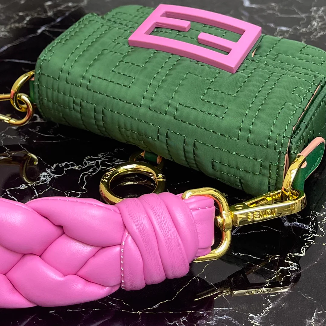 Маленькая зеленая сумка-багет Fendi Baguette Nano Bag