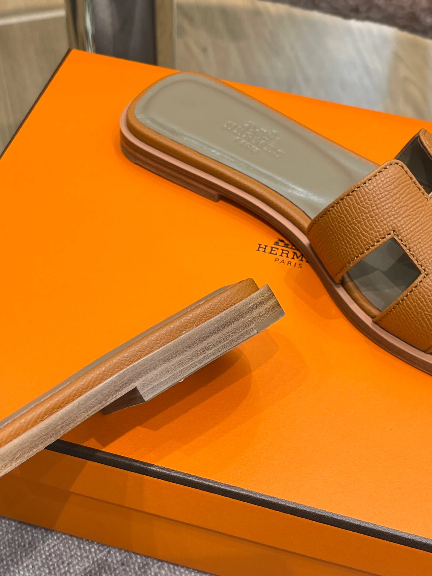 Новинка сезона весна/лето 2022 от Hermes - сандалии на плоской подошве