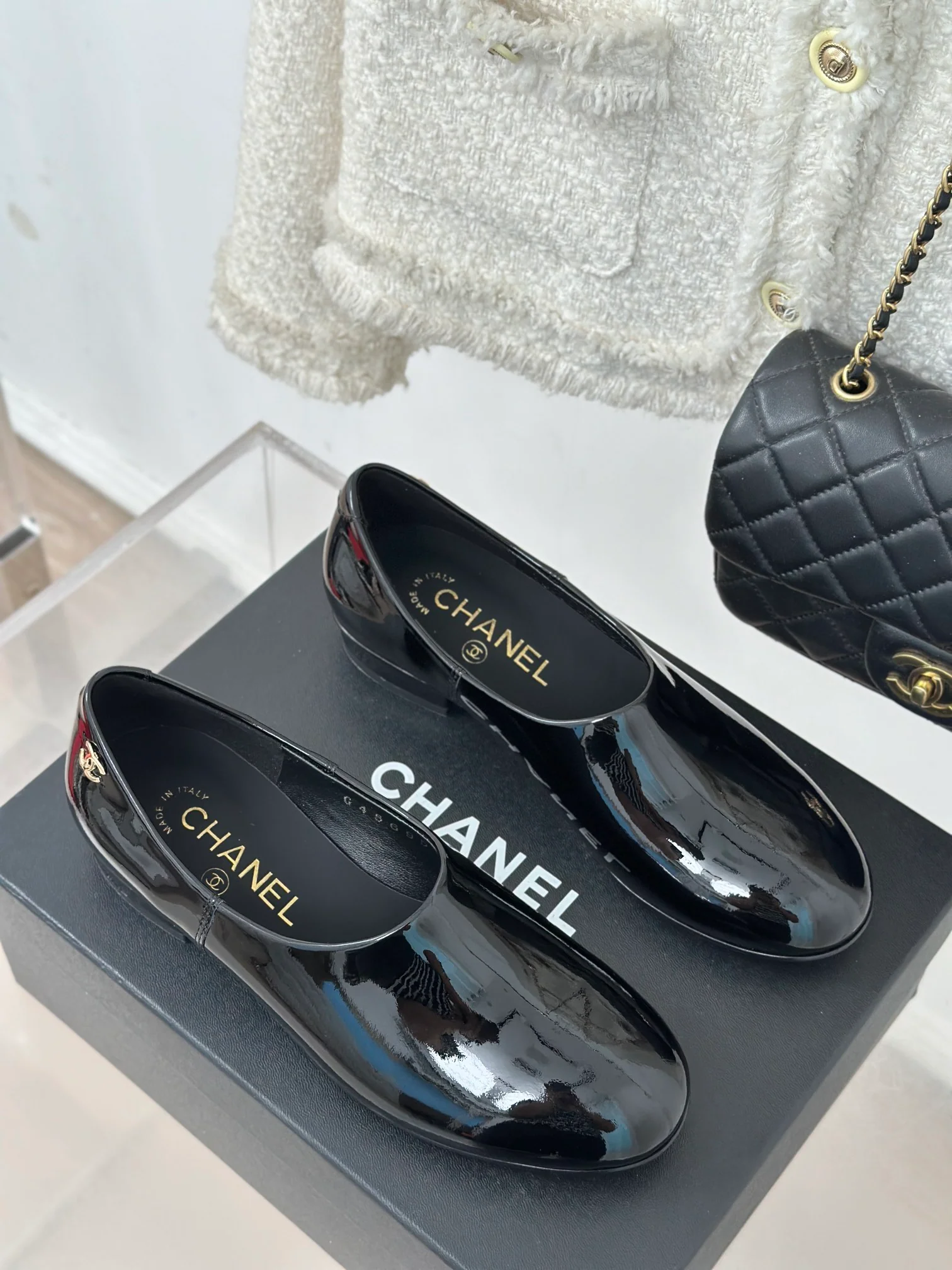 Лоферы Chanel 2025 из лакированной кожи - глянцево-черные