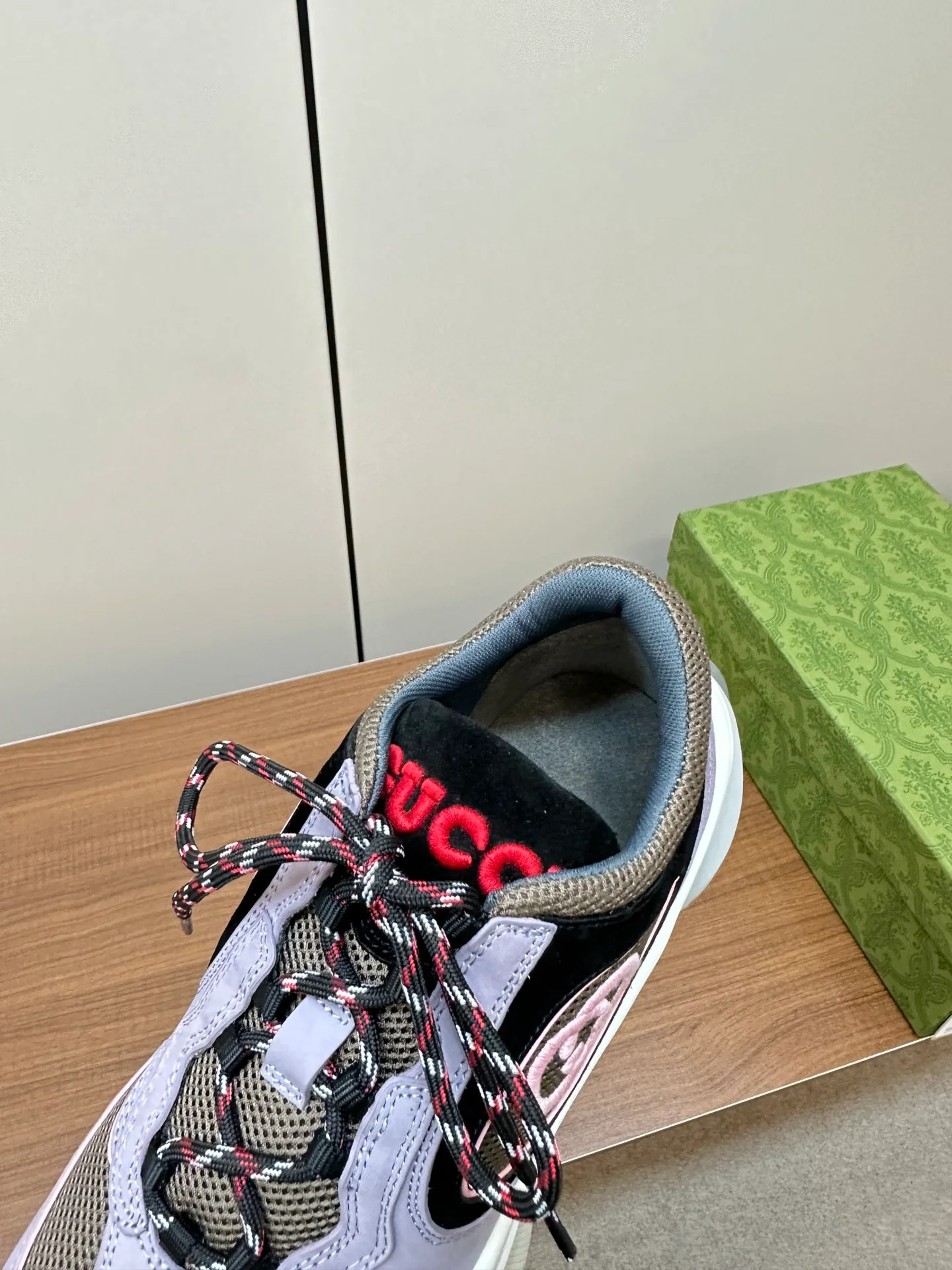 Новинка осенне-зимней коллекции Gucci 2023 — Кроссовки из однотонного вязаного кроя — Унисекс — Лилово-фиолетовый