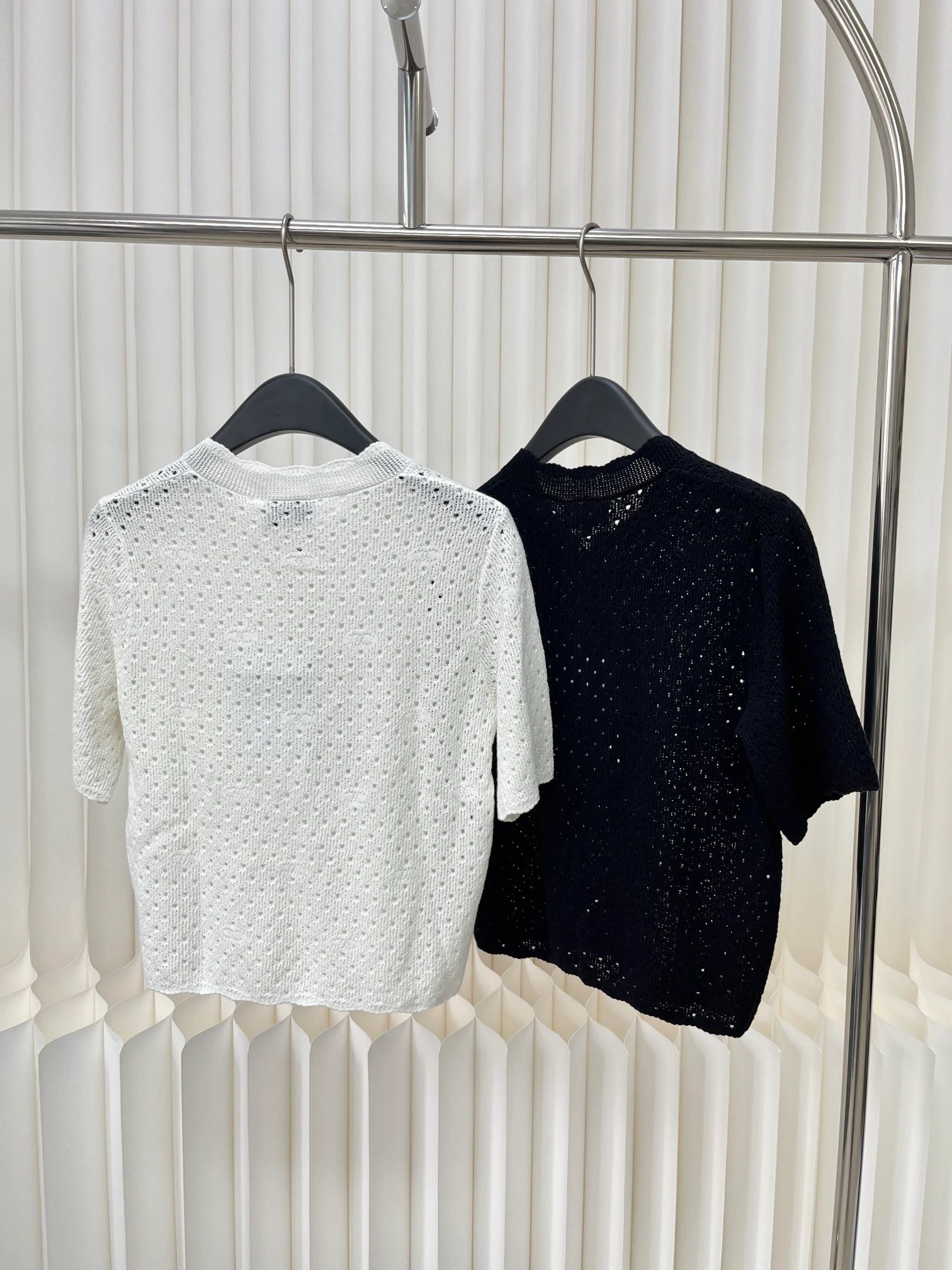 Вязаный топ Chanel 2403 из специальной пряжи с короткими рукавами - белый