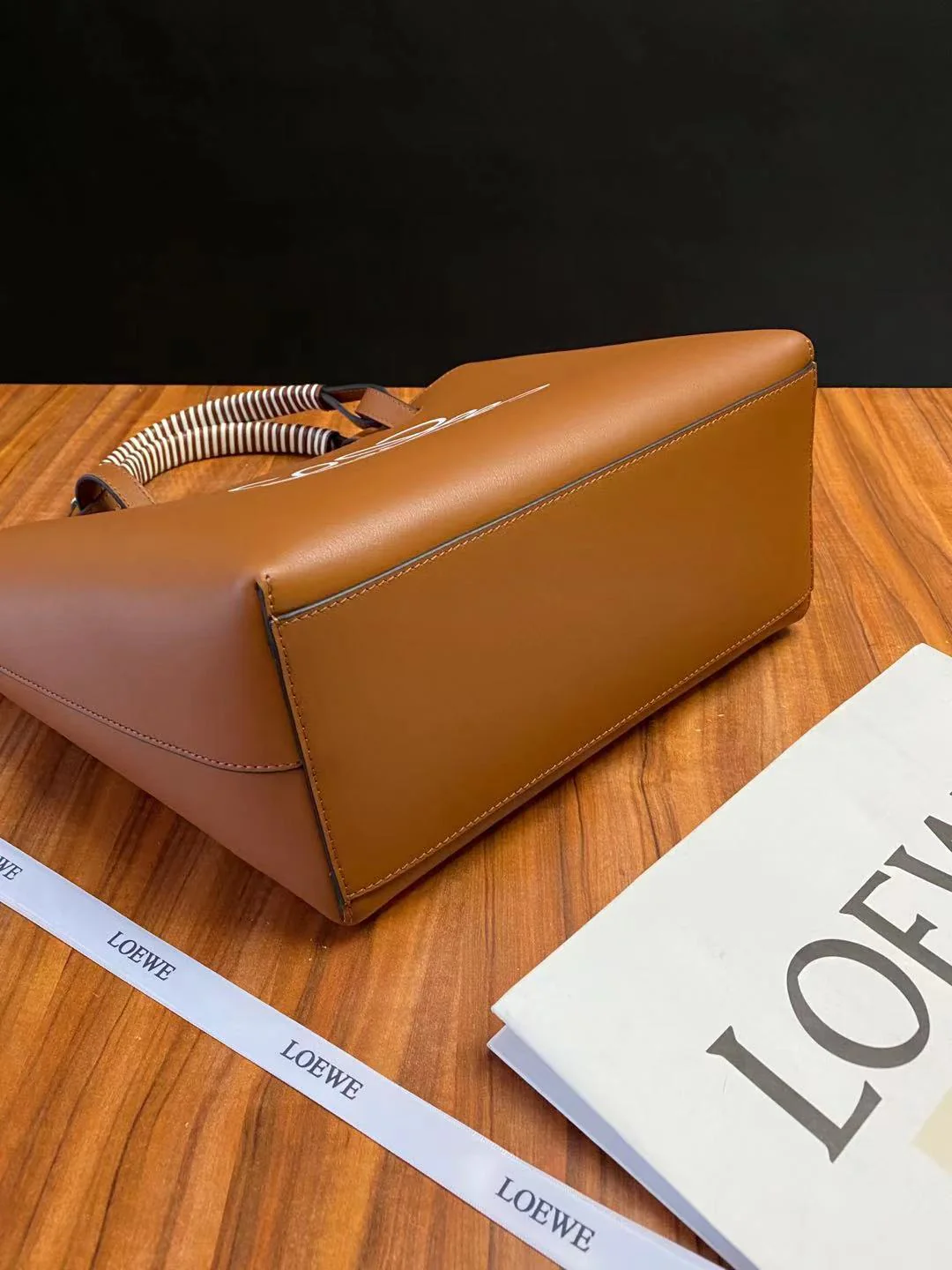 Сумка-тоут Loewe Anagram, кожаная, коричневая