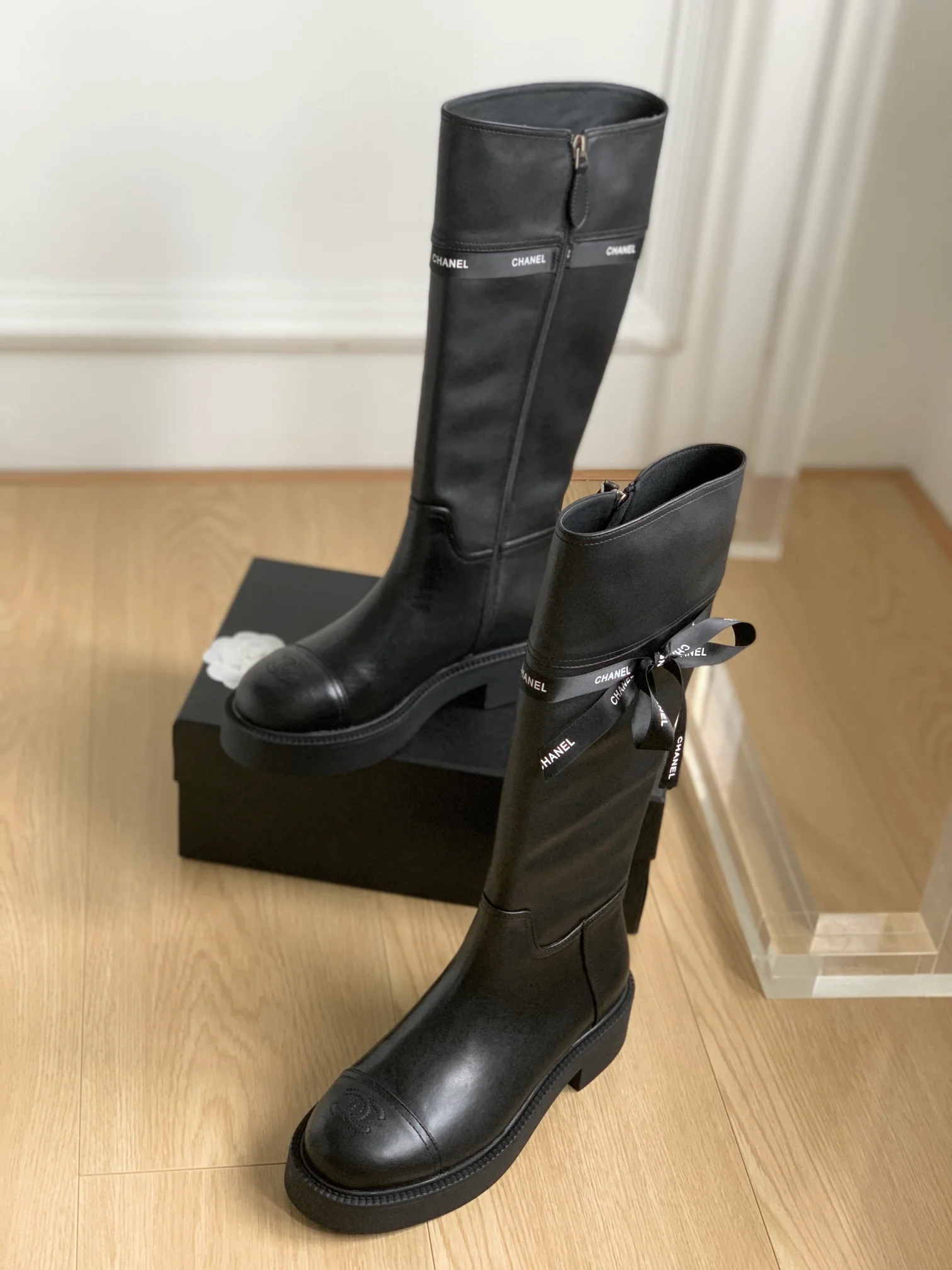 Новинка сезона осень/зима 2023 от Chanel - Коллекция сапог с лентами - Высокие сапоги - Черные