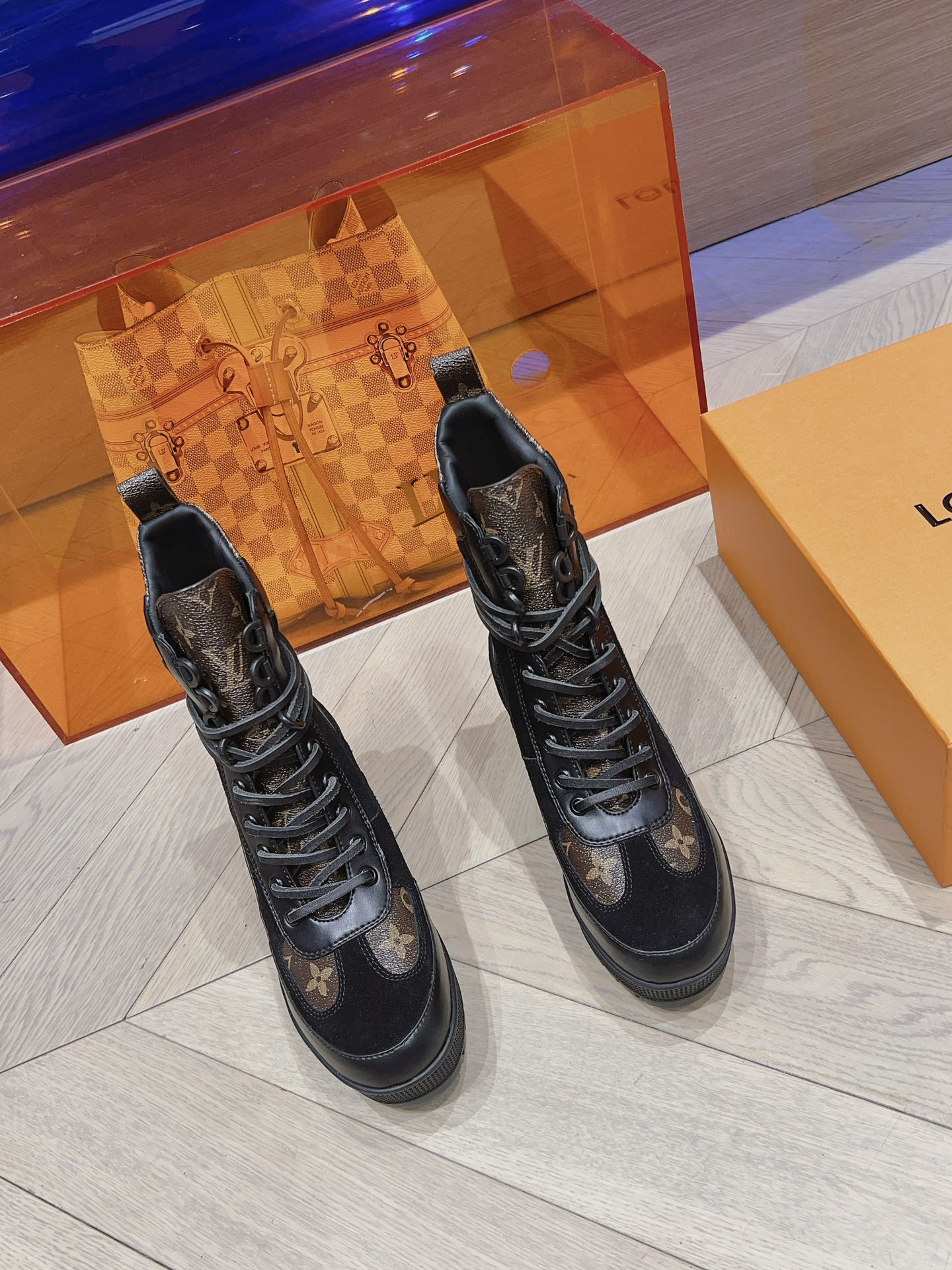 Новинка осенне-зимней коллекции LV 2023 — Ботинки Мартин на высоком каблуке из черной замши.