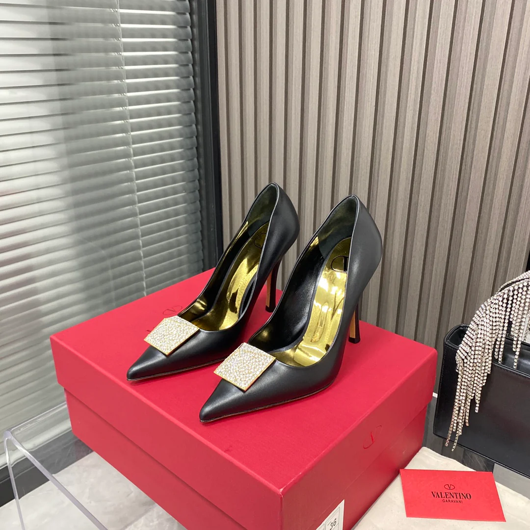 Новинка сезона осень/зима 2022 от Valentino - Туфли на высоком каблуке с фурнитурой, украшенные заклепками - Черные