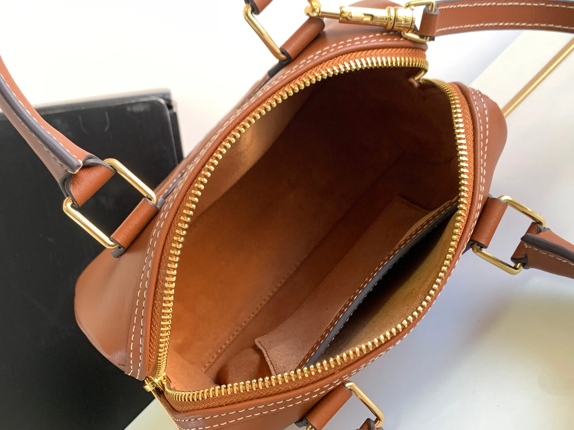 Коллекция Celine Весна/Лето 2023 - Бостон-сумка Cuir Triomphe из гладкой телячьей кожи - Серо-голубая - 1